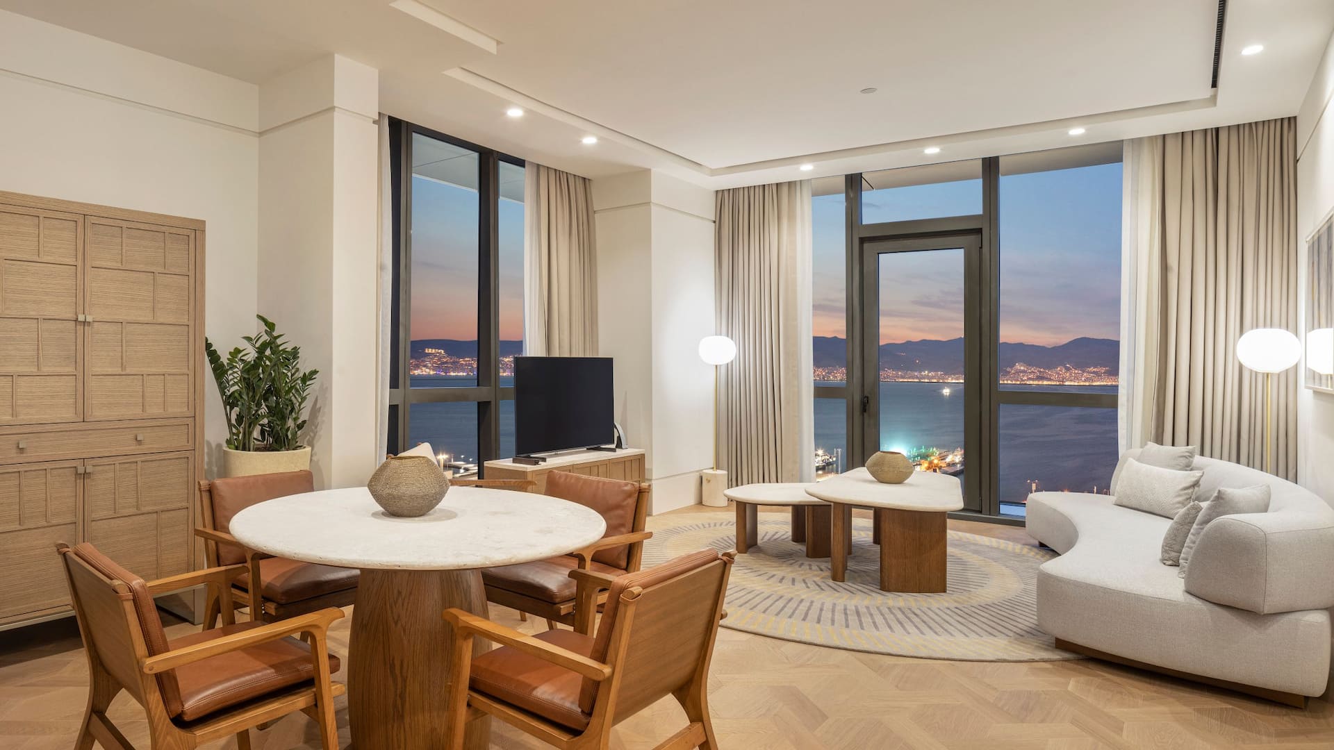 Hyatt Regency İzmir İstinyePark Regency Suite Living Room Dusk View