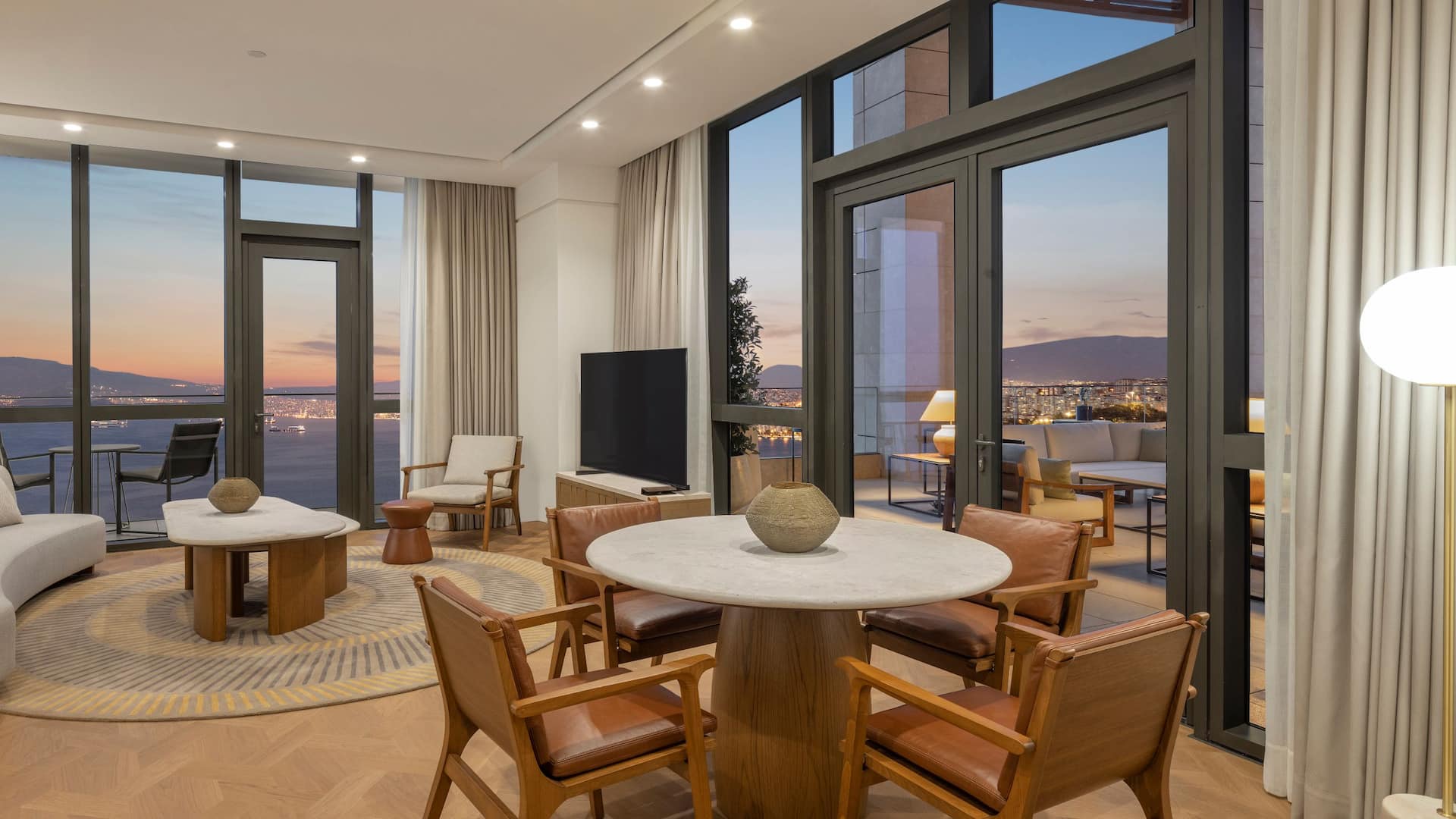 Hyatt Regency İzmir İstinyePark Regency Executive Suite Living Room
