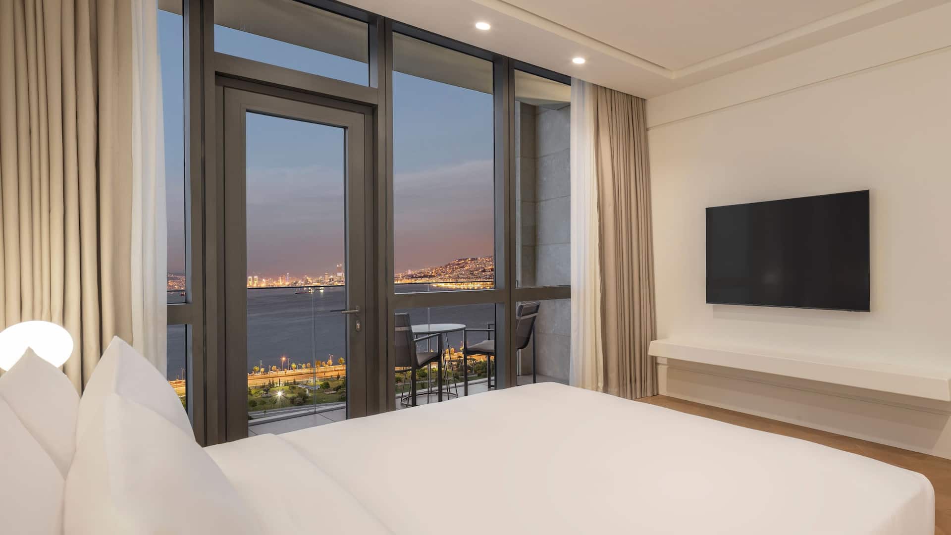 1/6 Hyatt Regency İzmir İstinyePark Regency Executive Suite King Bed Guestroom