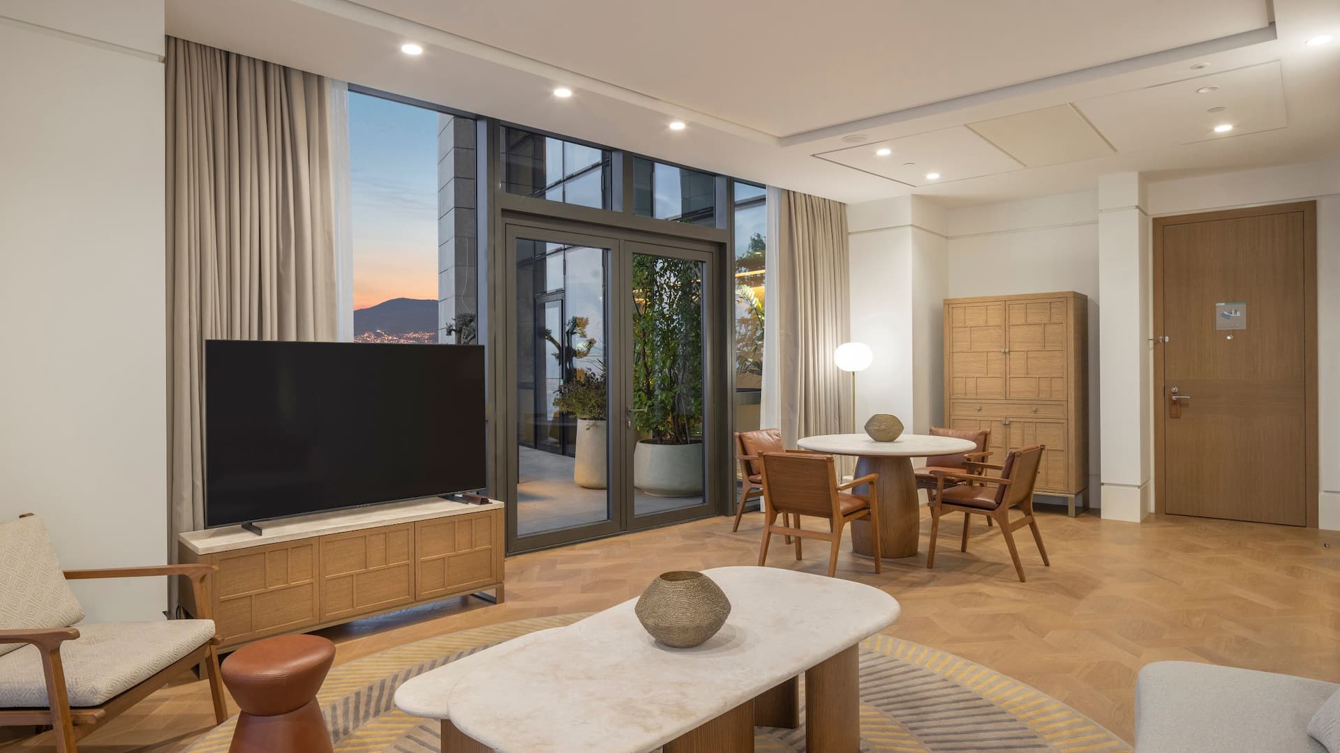 Hyatt Regency İzmir İstinyePark Regency Executive Suite Living Room Tv
