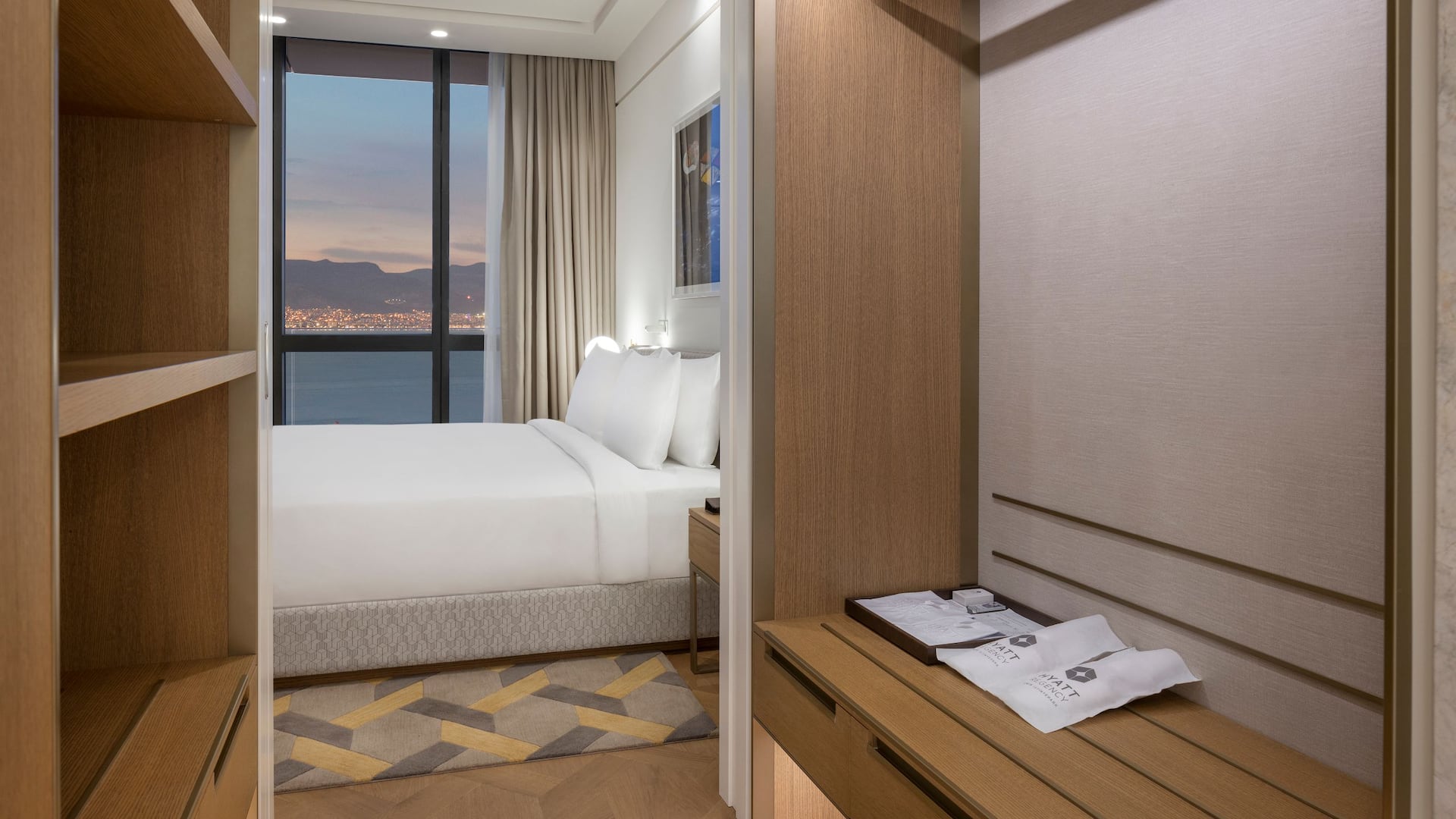 10/12 Hyatt Regency İzmir İstinyePark Regency Suite Guestroom Wardrobe