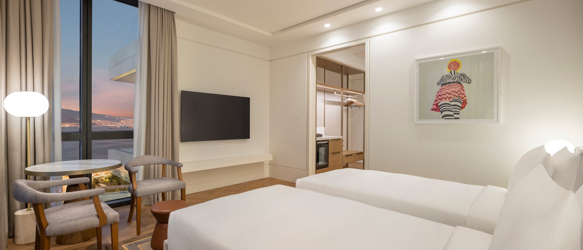 1/5 Hyatt Regency İzmir İstinyePark Twin Bed Guestroom Space Tv