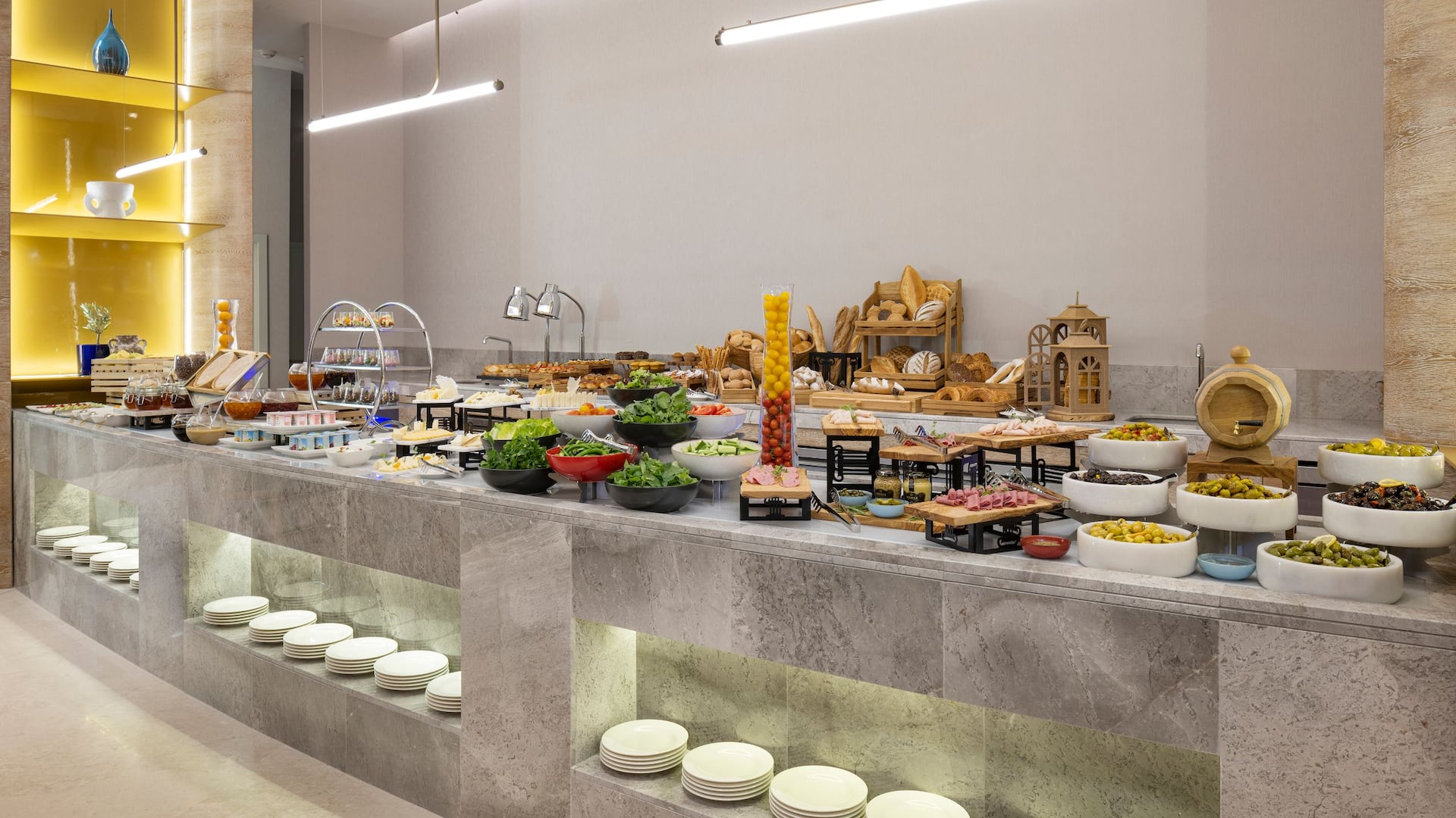 Hyatt Regency İzmir İstinyePark The Bay Breakfast Buffet Charcuterie