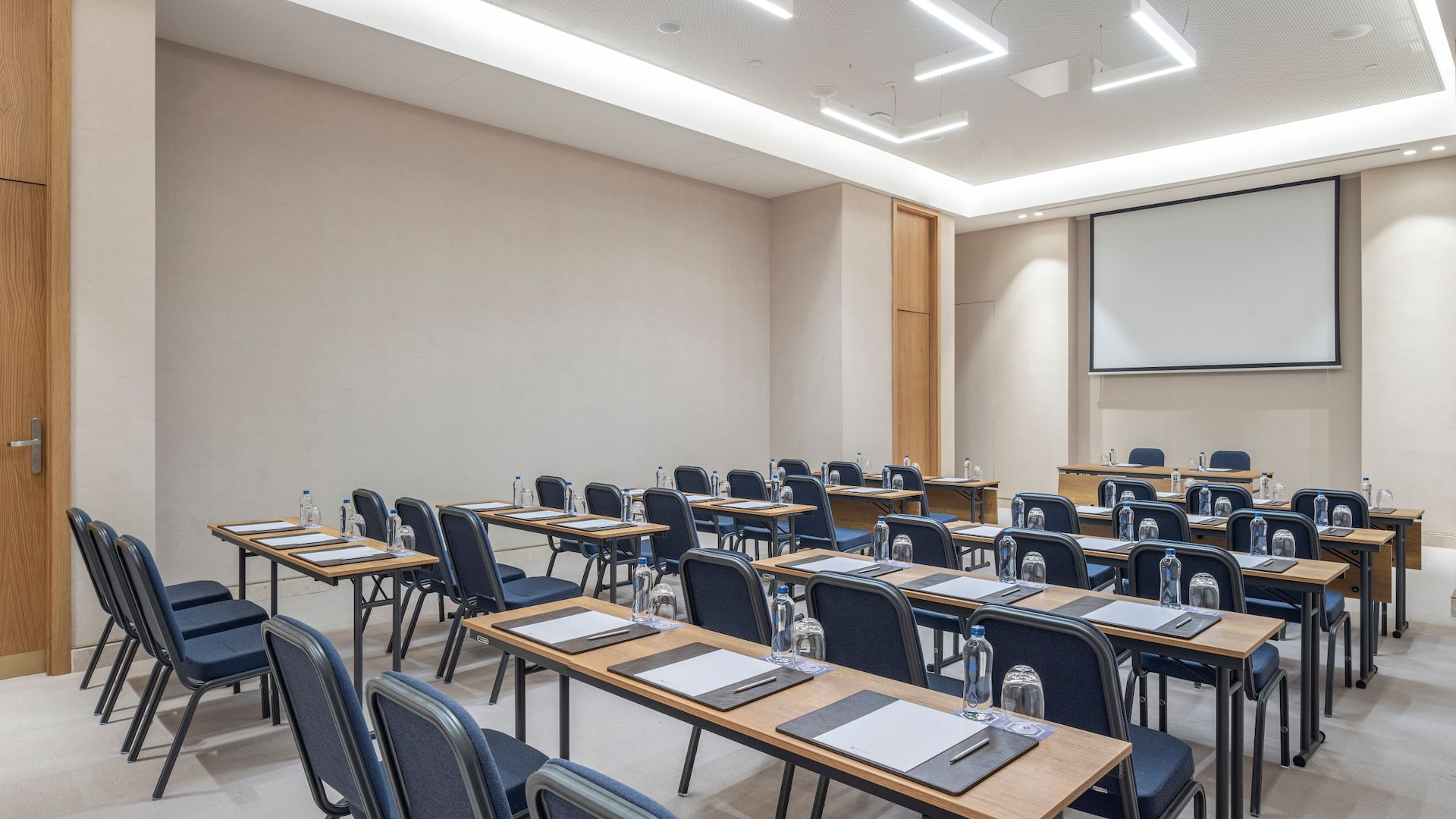 Hyatt Regency İzmir İstinyePark Meeting Room Classroom Projection Screen