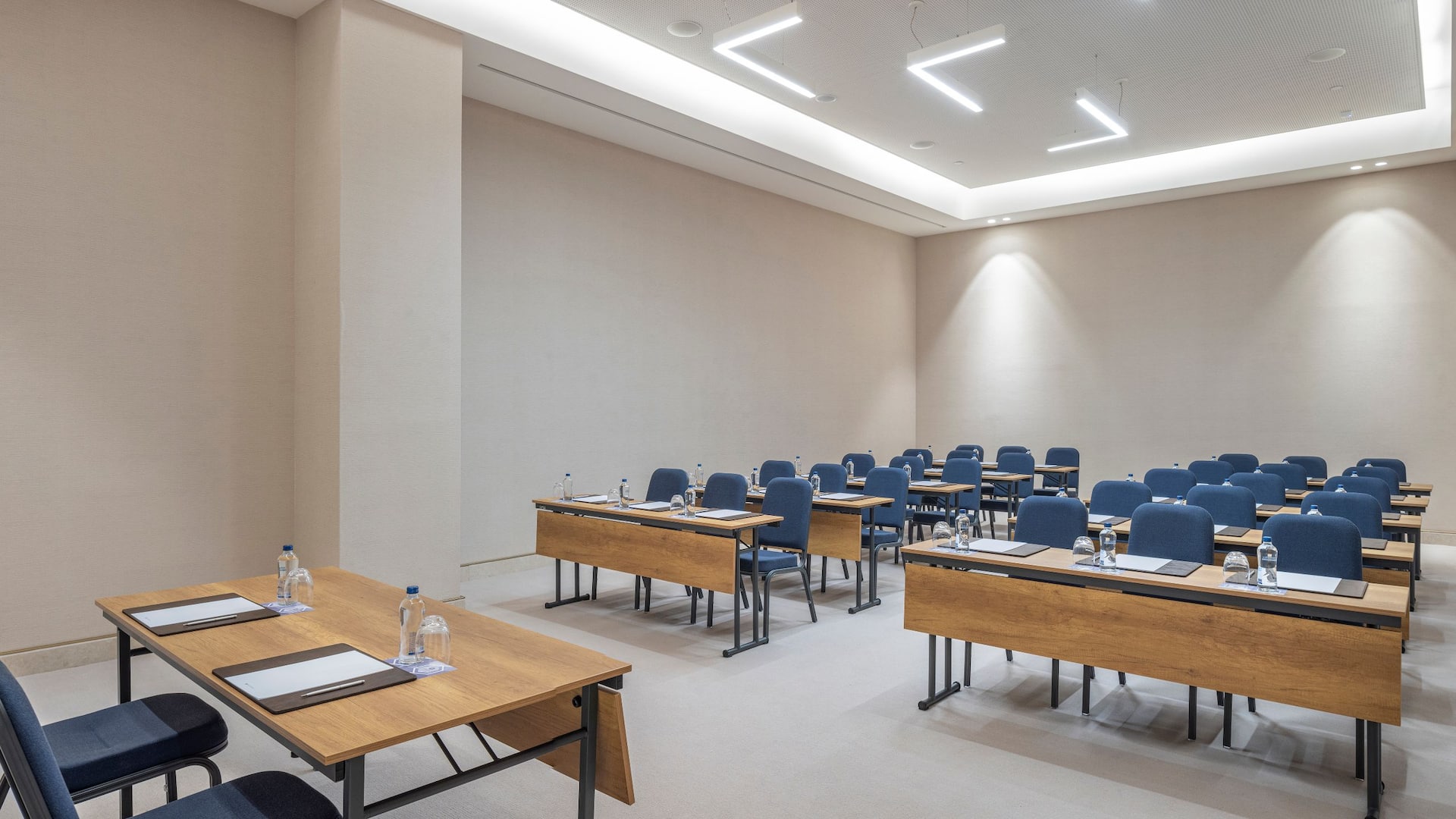 Hyatt Regency İzmir İstinyePark Meeting Room Classroom Water Paper