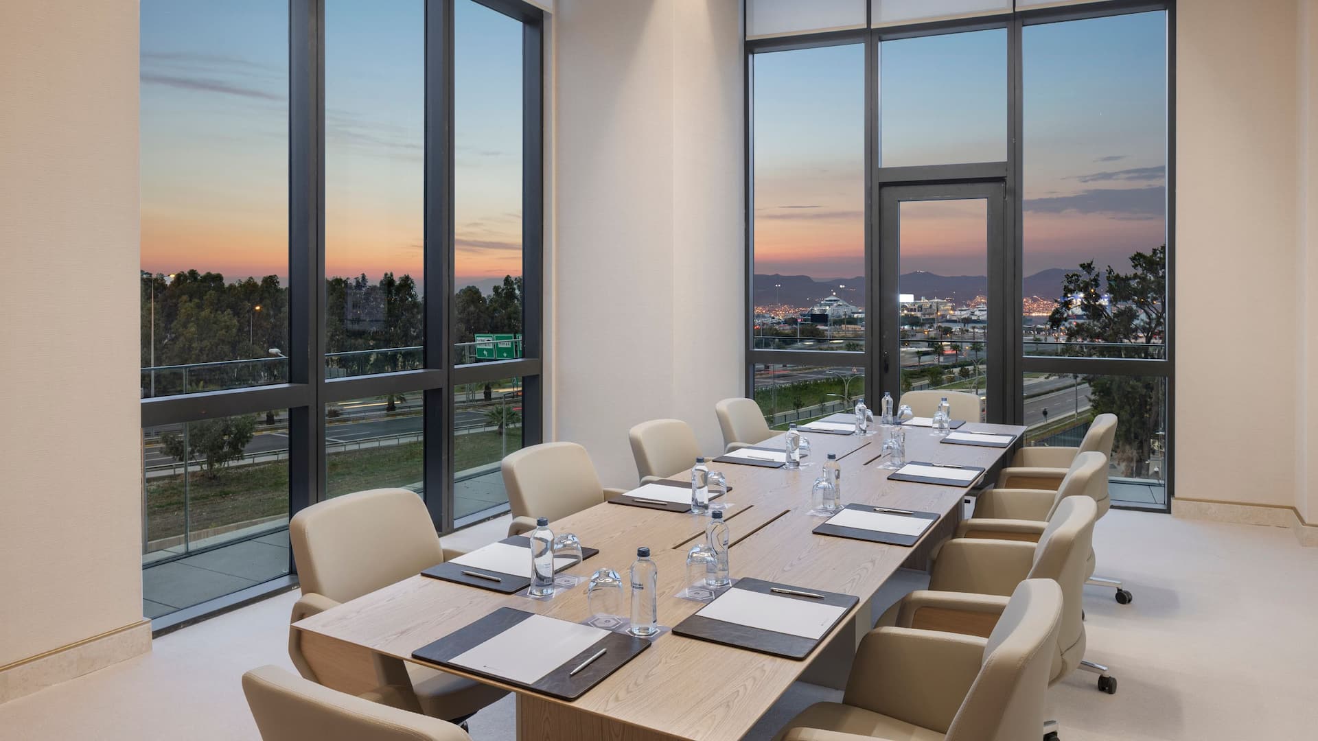 Hyatt Regency İzmir İstinyePark Meeting Room Boardroom City Dusk View