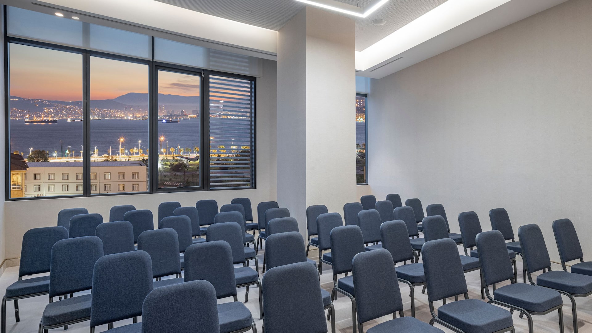 Hyatt Regency İzmir İstinyePark Meeting Room Theatre Style City View