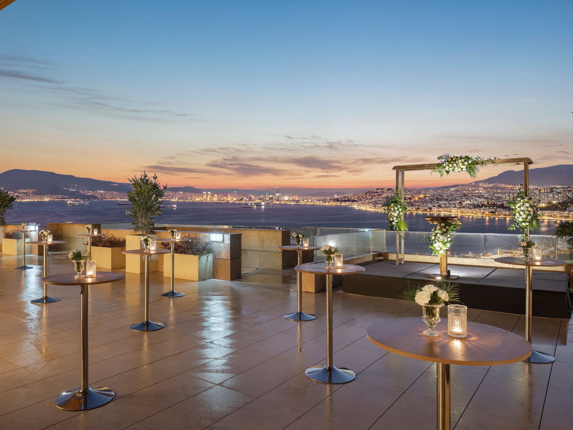 Hyatt Regency İzmir İstinyePark Istinye Ballroom Terrace Wedding Cocktail Setting