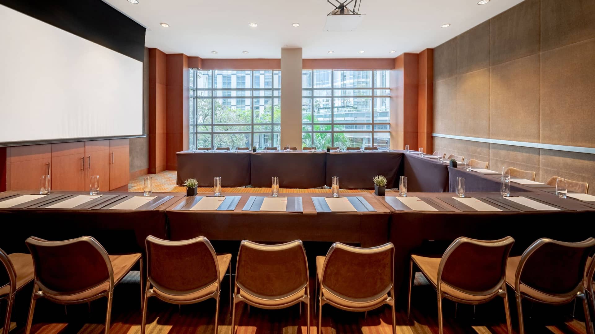 7 of 8 Grand Hyatt São Paulo Gabinete U-shape Setup