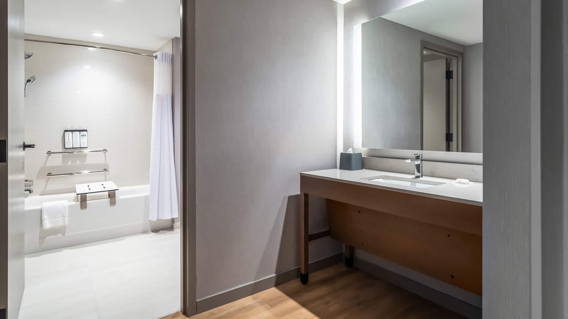 5 de 5 Hyatt Place Gainesville Downtown Accessible Bathtub Sink