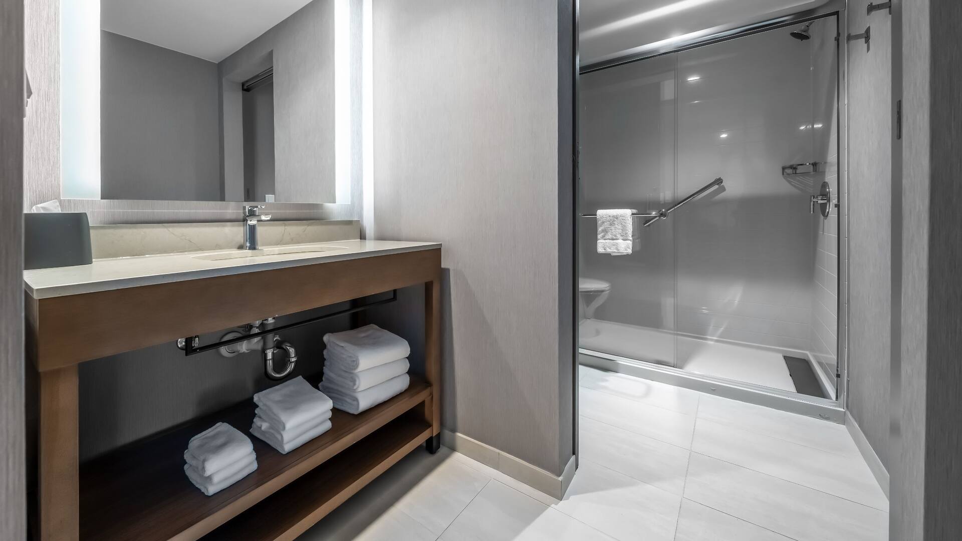 5 de 5 Hyatt Place Gainesville Downtown Accessible Shower