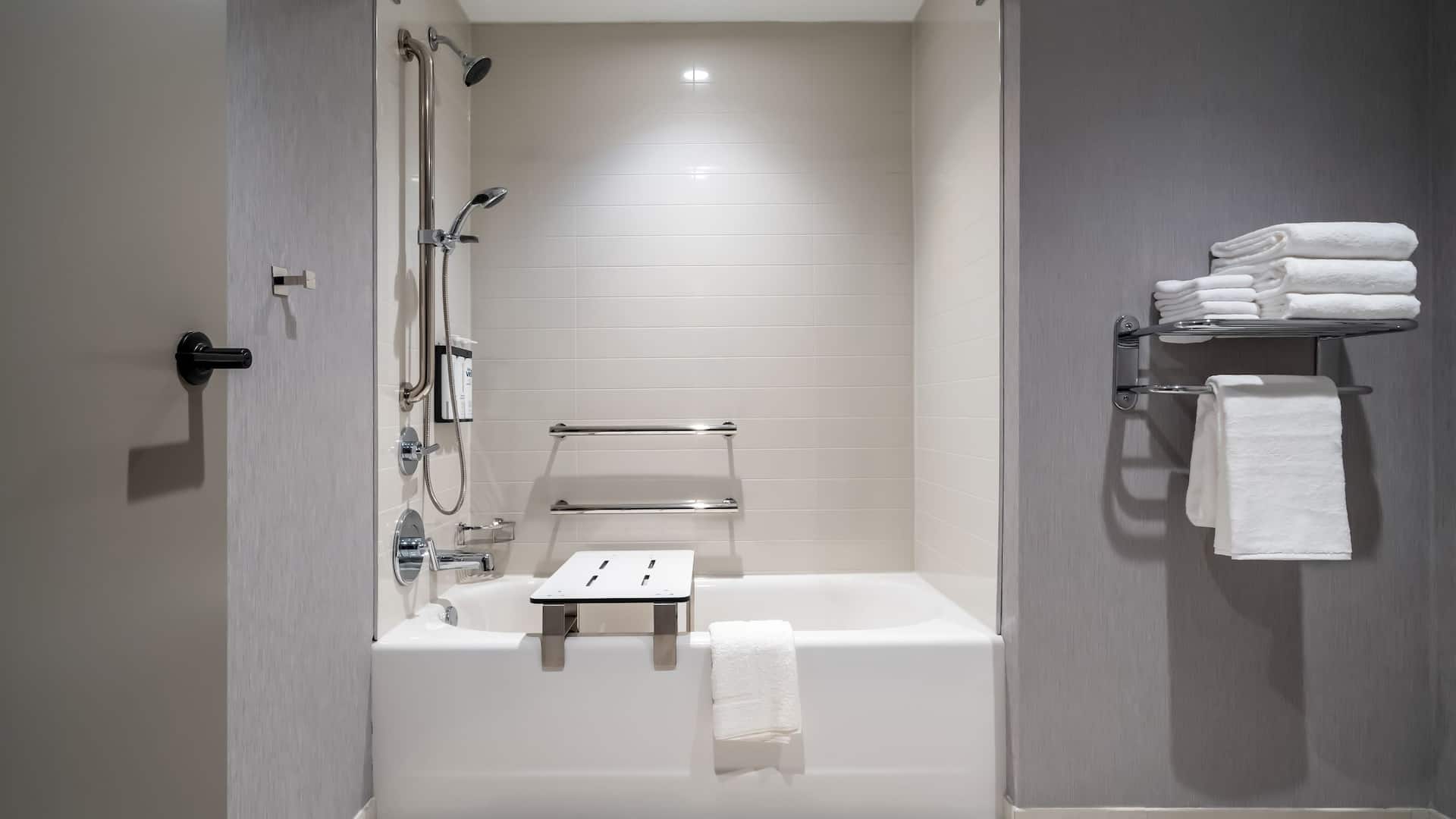 5 de 5 Hyatt Place Gainesville Downtown Accessible Bathtub Towels
