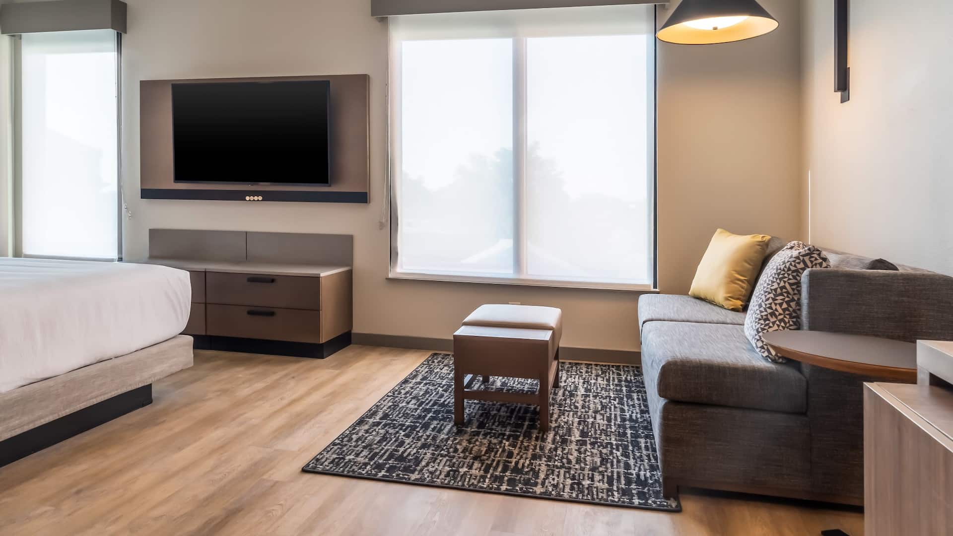2 de 5 Hyatt Place Gainesville Downtown Cozy Sofa King Bed Tv