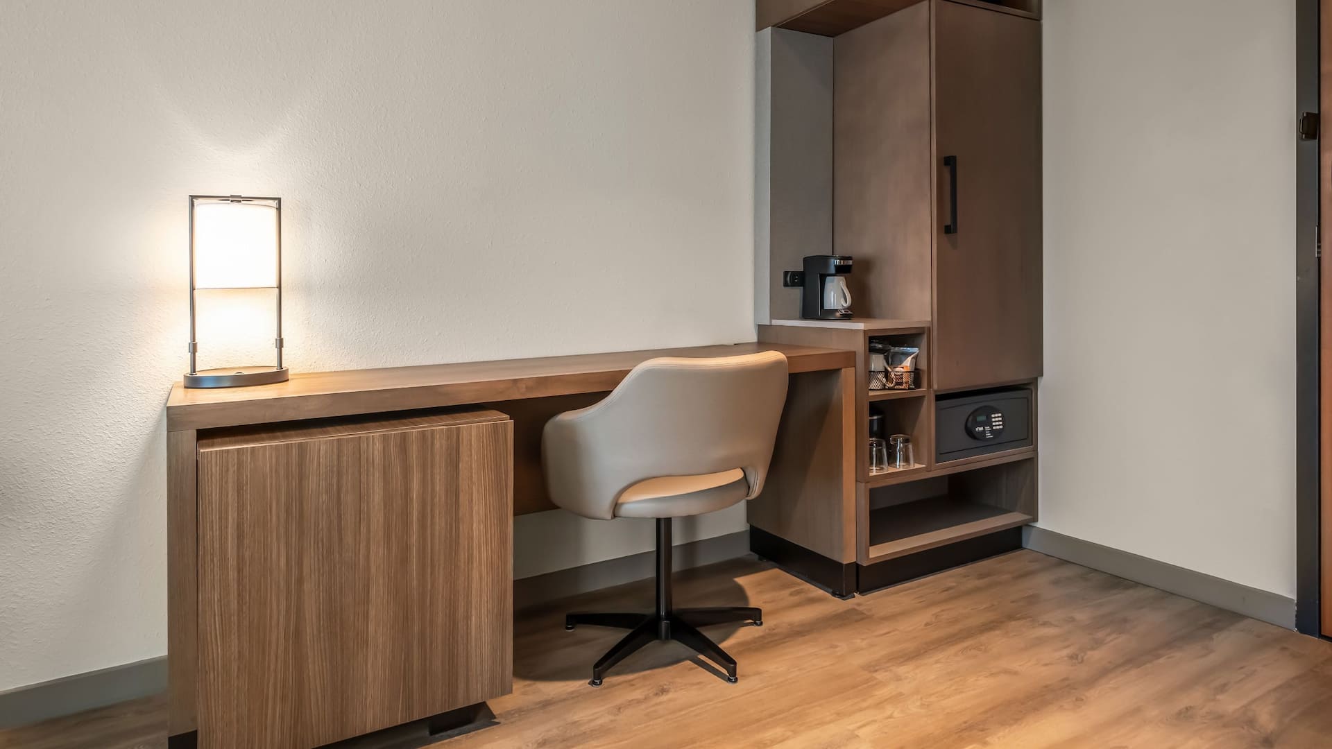 4 de 5 Hyatt Place Gainesville Downtown Guestroom Desk