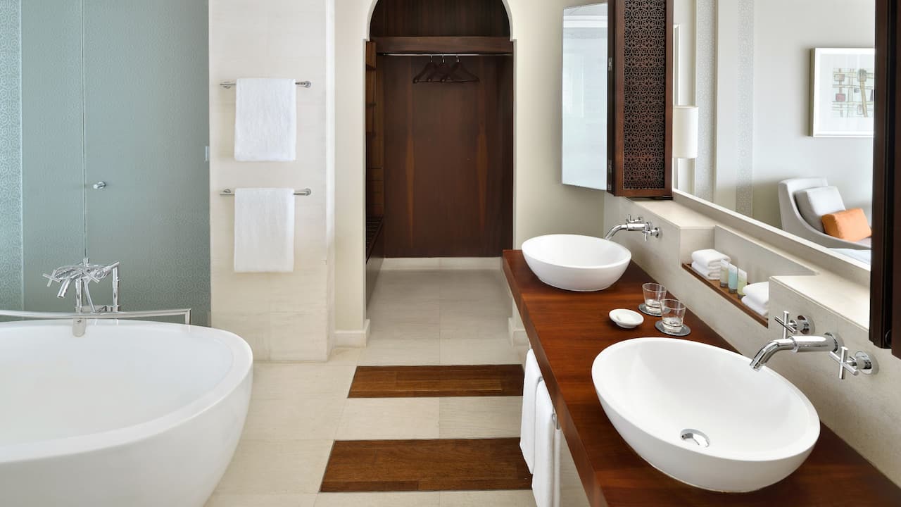 Family Lagoon Beach King Bathroom