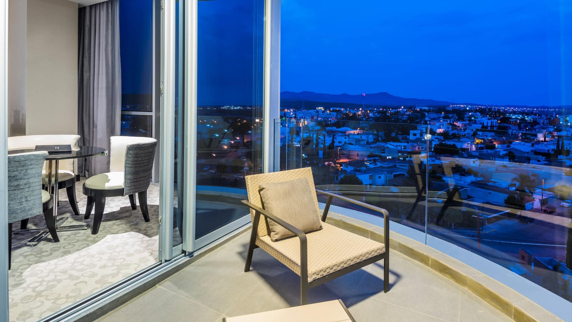 2 из 2 Hyatt Regency San Luis Potosí Deluxe Suite Terrace