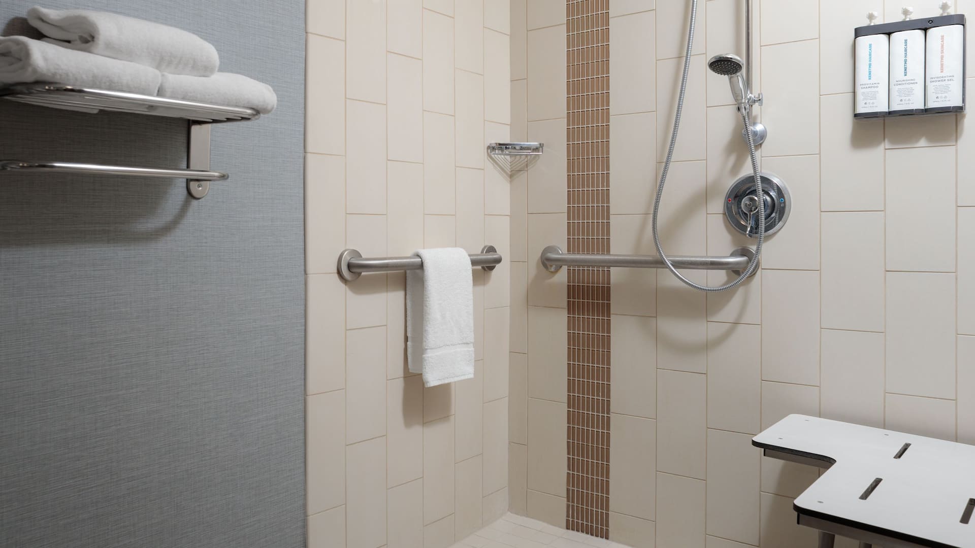 3 von 3 Hyatt Place New Orleans/Convention Center ADA Accessible Roll In Shower
