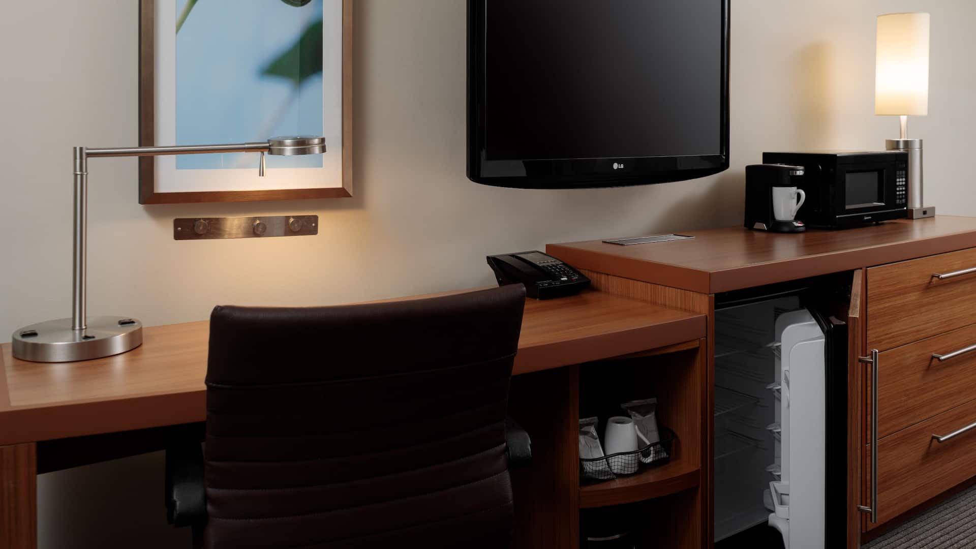Hyatt Place New Orleans/Convention Center Guestroom Desk