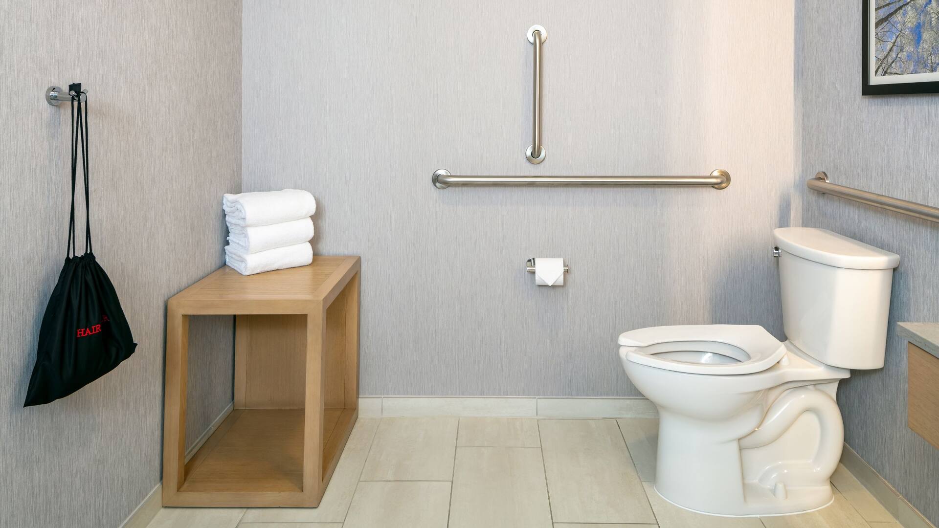 4 von 5 Hyatt Place Fairbanks Ada Bathroom