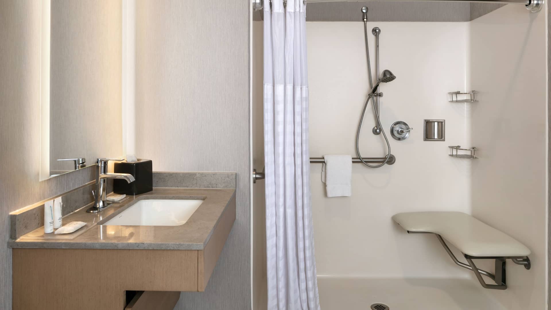 2 von 4 Hyatt Place Fairbanks Ada Roll In Shower