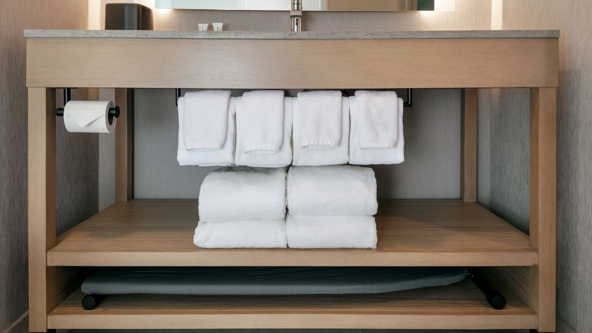 4 von 4 Hyatt Place Fairbanks Bathroom Vanity Towels
