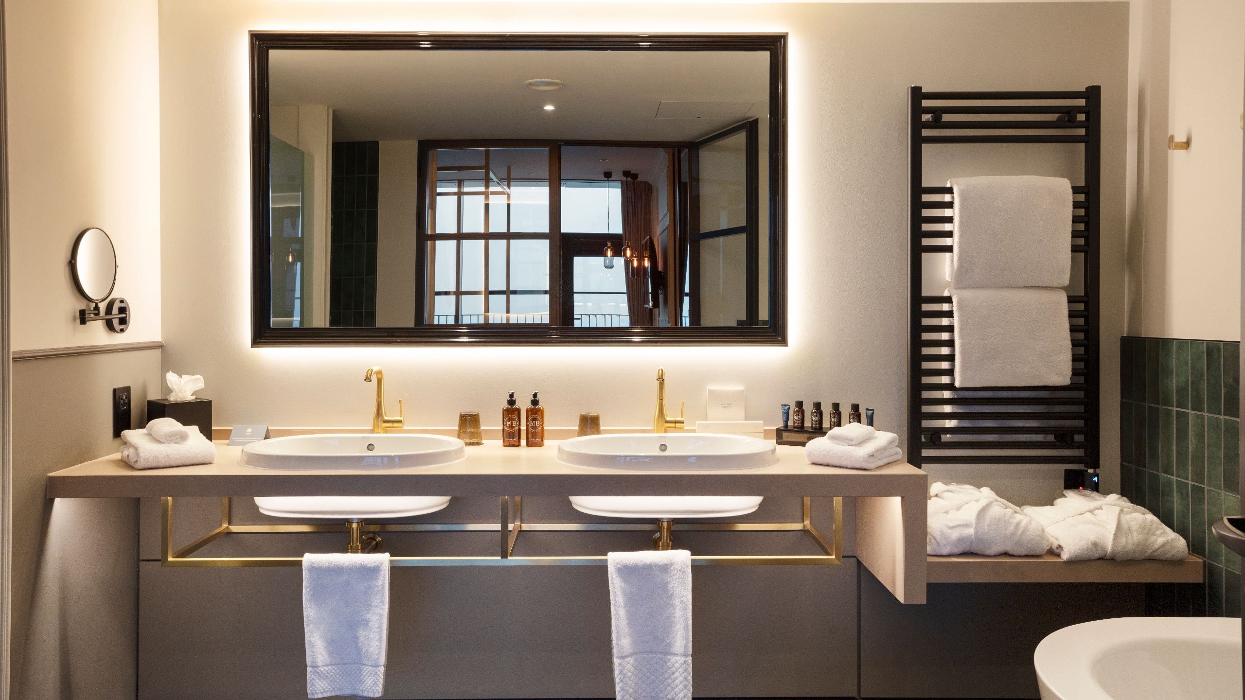 SCHLOSS Roxburghe Estate House Suite Bathroom Sinks
