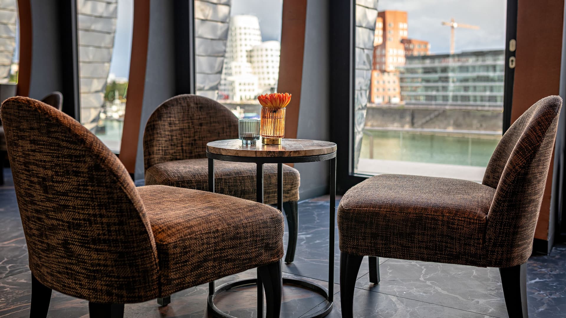 2 von 3 Sitzecke in der Eventlocation Pebble's Bar des Hyatt Regency Düsseldorf mit Ausblick auf den Medienhafen