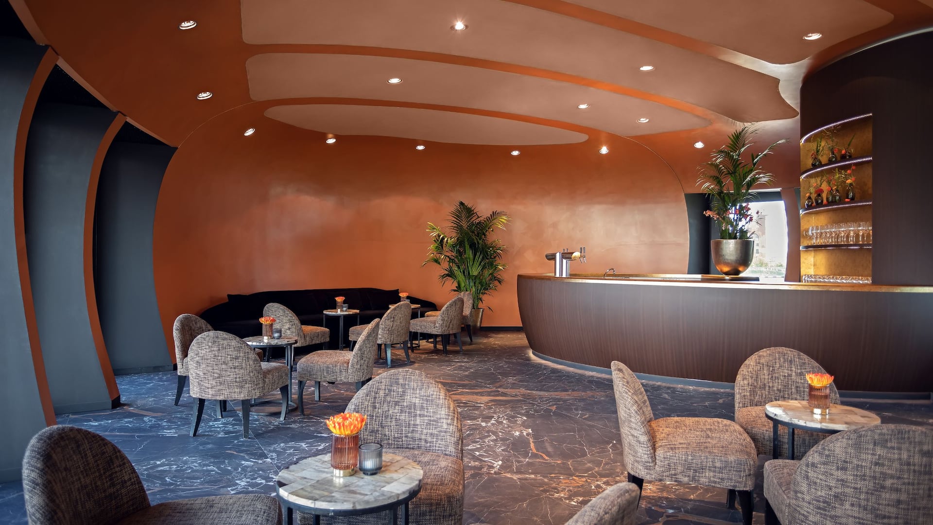 5 von 8 Pebble's Bar Sitzbereich mit Bar im Hyatt Regency Düsseldorf