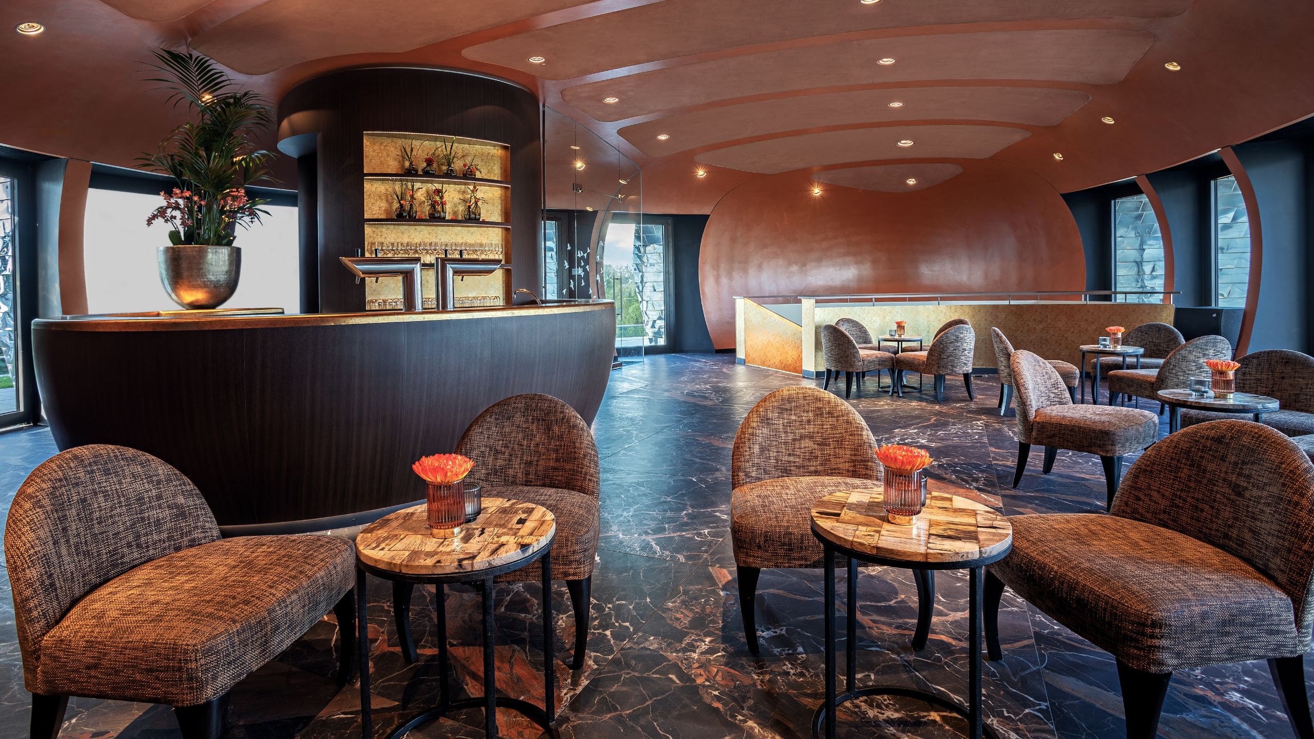 Modernes Design mit Sesseln in der Pebble's Bar im Hyatt Regency Düsseldorf Pebbles