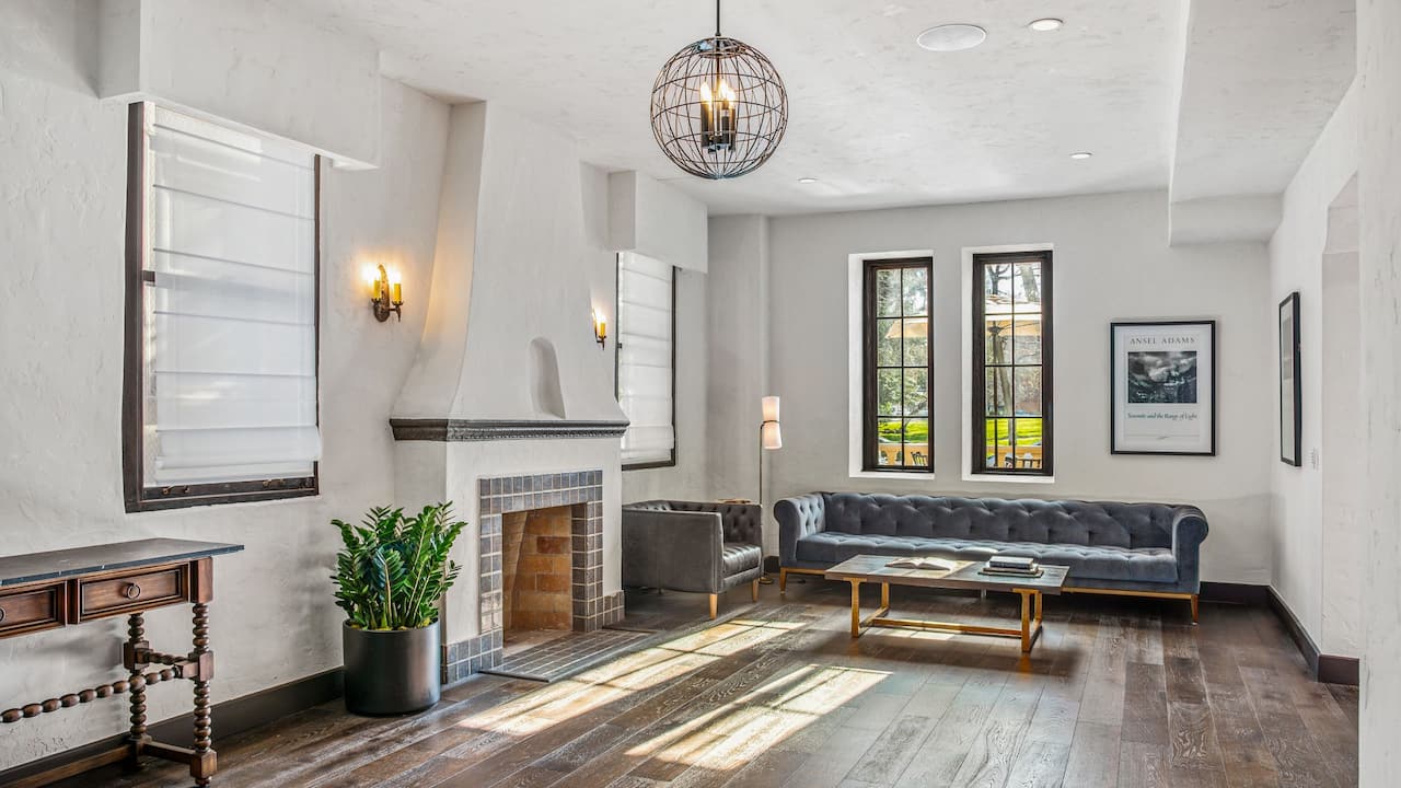 Lobby Lounge at Hyatt House Sacramento Midtown Hotel in Sutter District