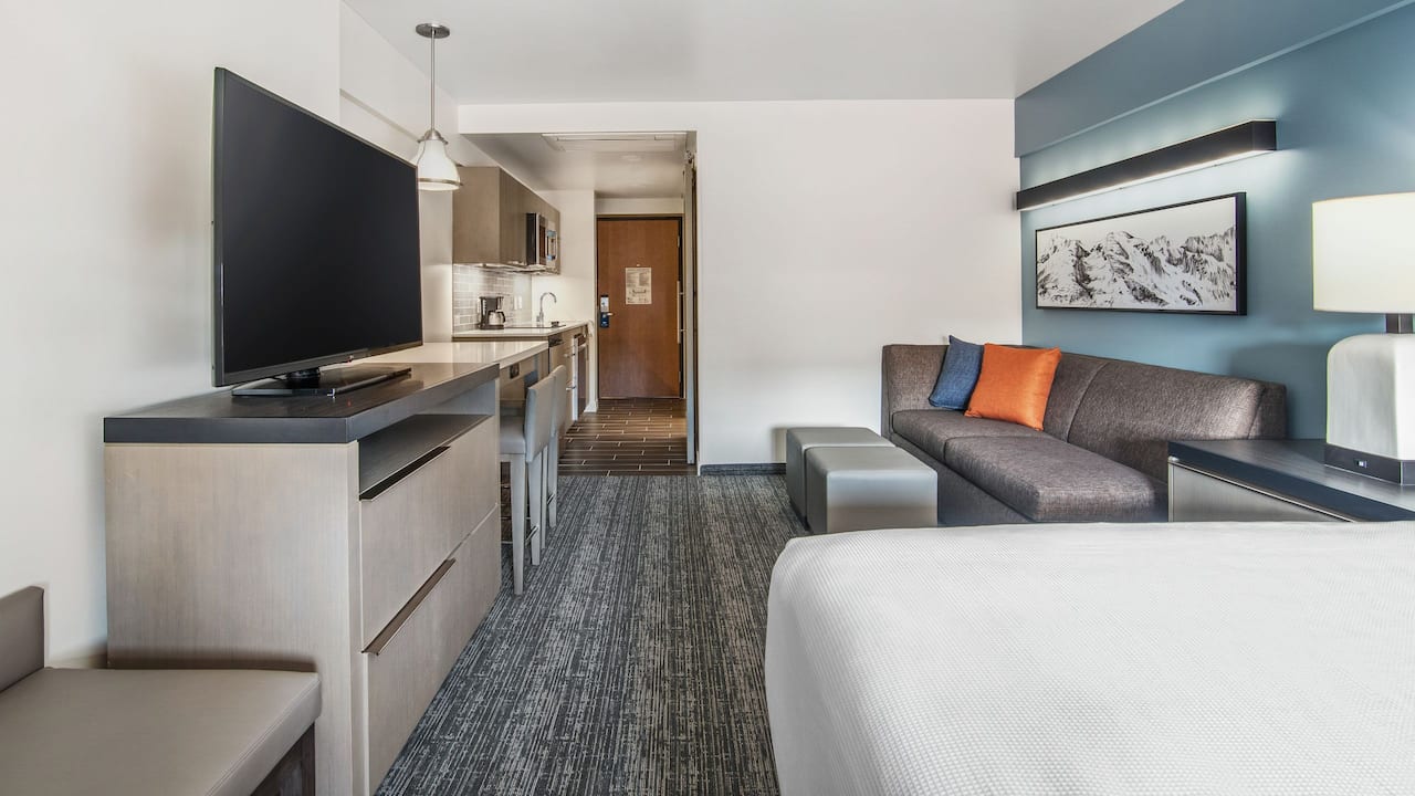 Sacramento Hotel Suites with King Bed and Kitchen at Hyatt House Sacramento Midtown