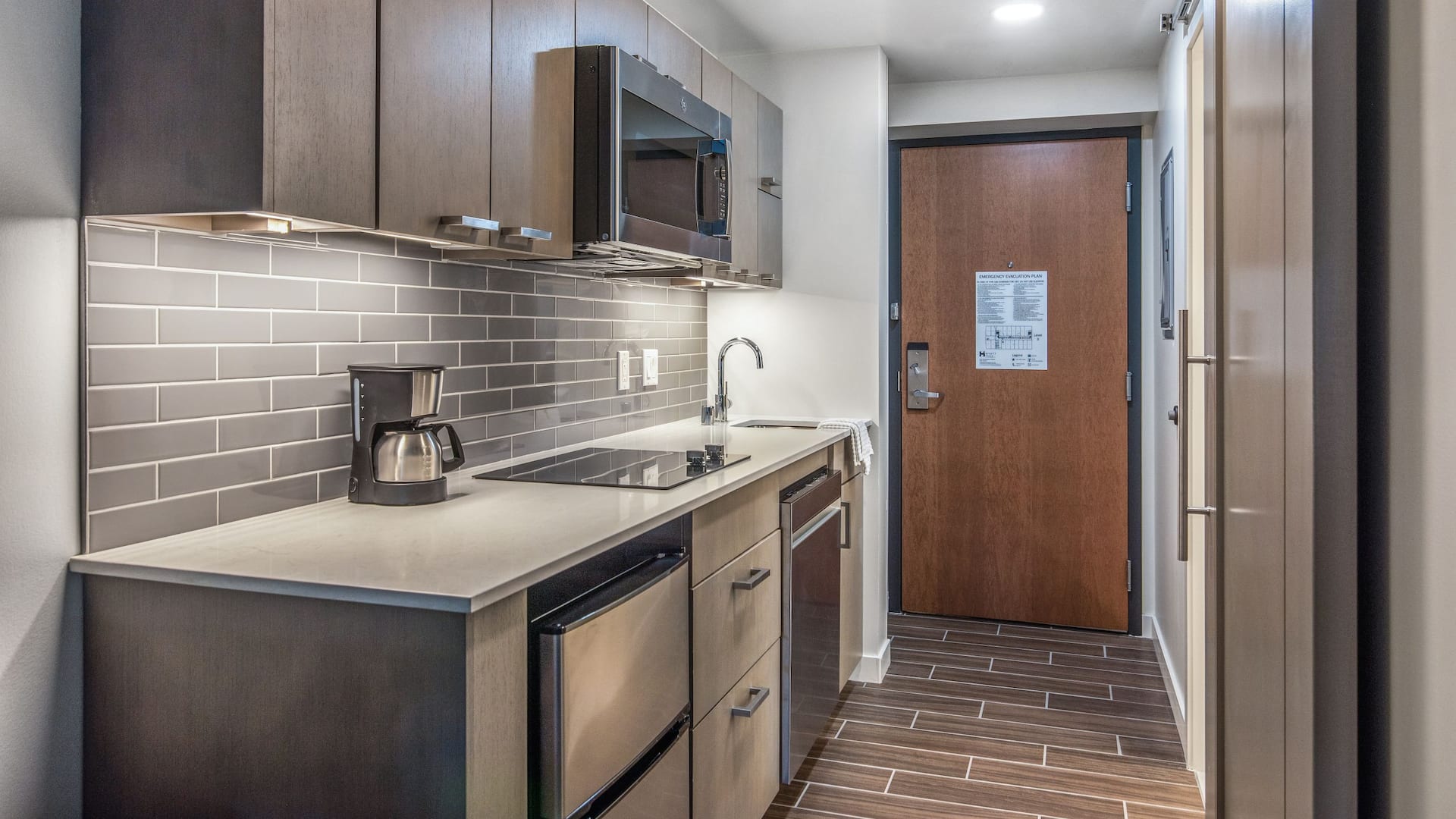 3 de 4 Hyatt House Sacramento / Midtown Studio Kitchen Suite King Bed Kitchen