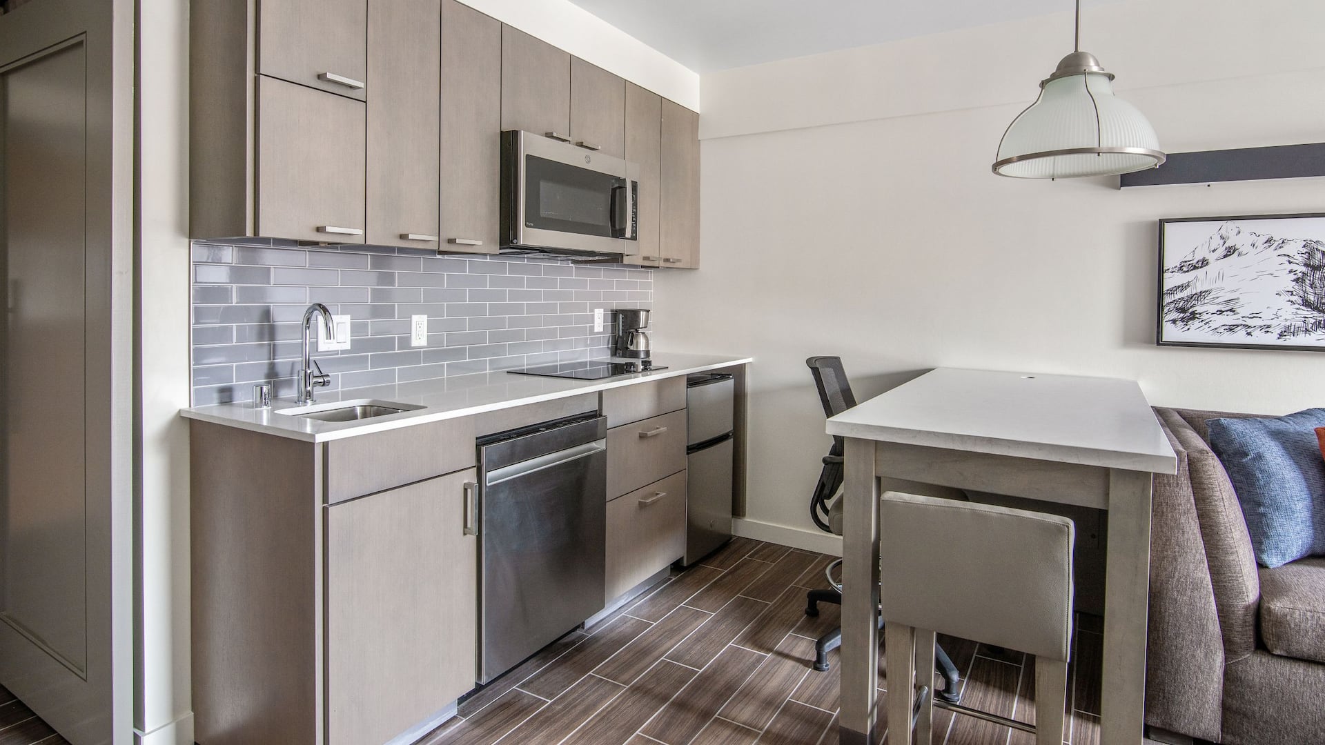 Hyatt House Sacramento / Midtown Studio Kitchen Suite King Bed Kitchen Dining