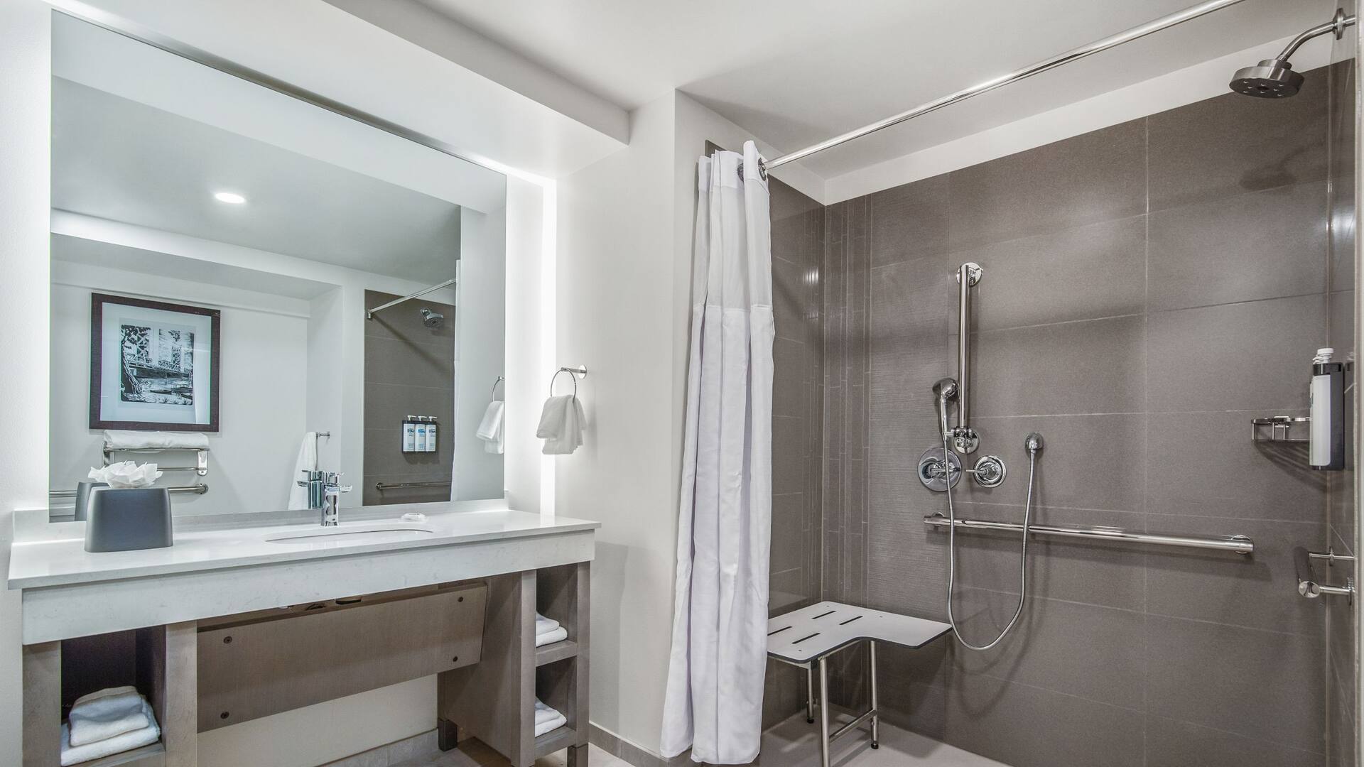 4 de 4 Hyatt House Sacramento / Midtown Accessible Suite Bathroom Roll In Shower