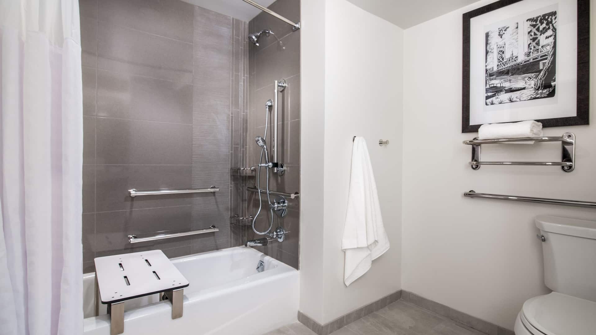 3 de 3 Hyatt House Sacramento / Midtown Accessible Bathroom With Tub