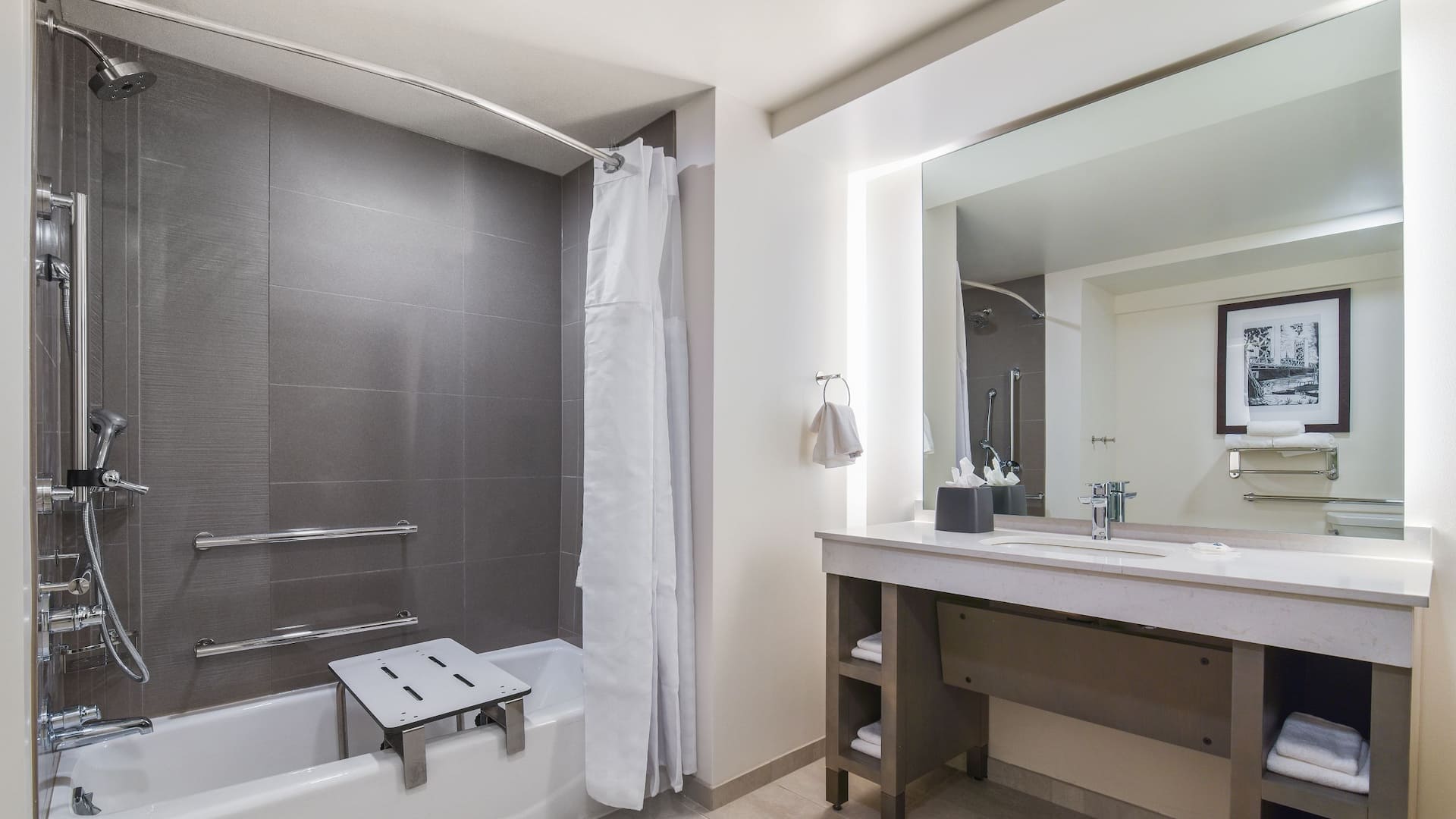 4 de 4 Hyatt House Sacramento / Midtown Accessible Suite Bathroom Tub