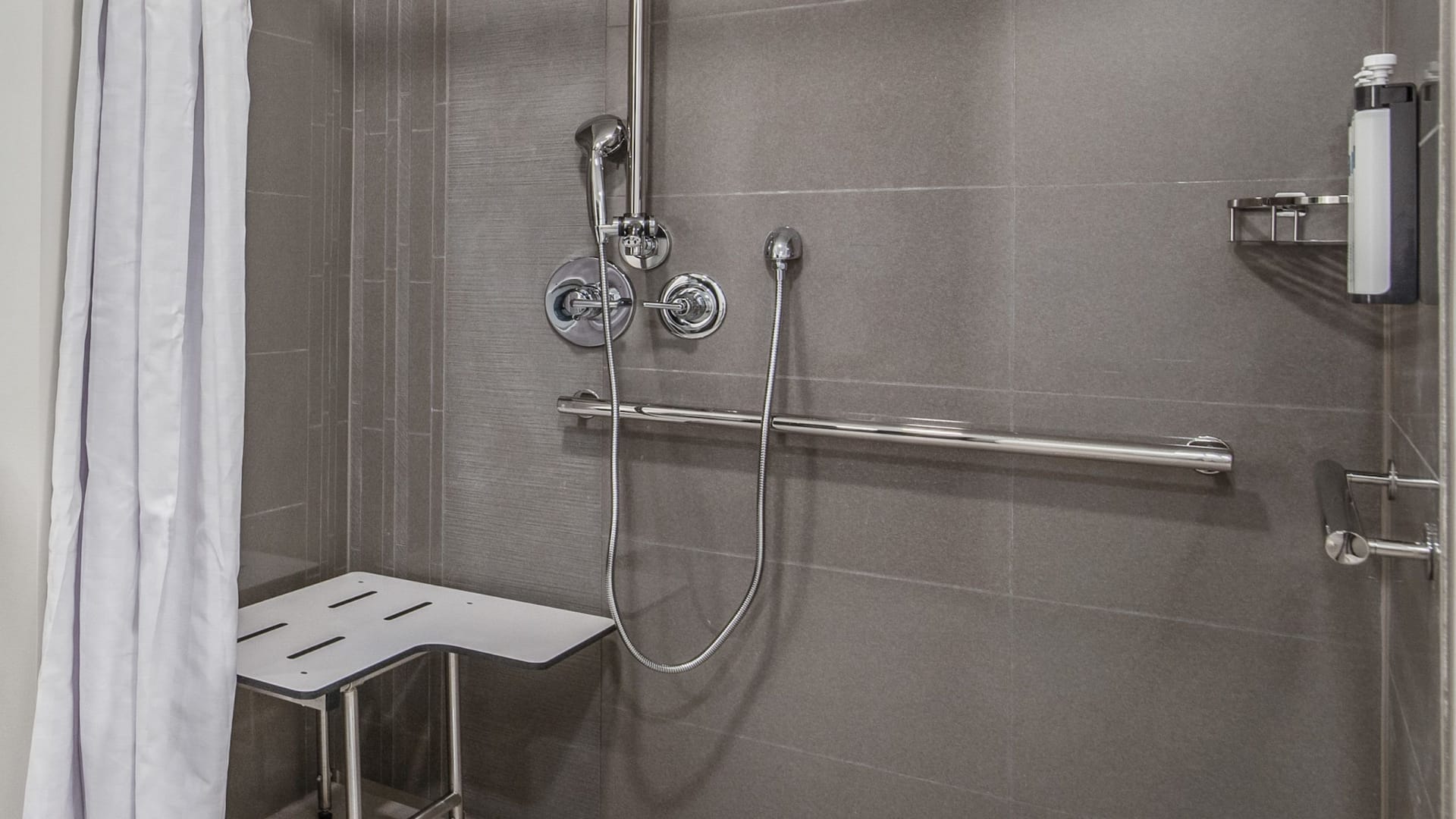 3 de 3 Hyatt House Sacramento / Midtown Accessible Bathroom Roll In Shower