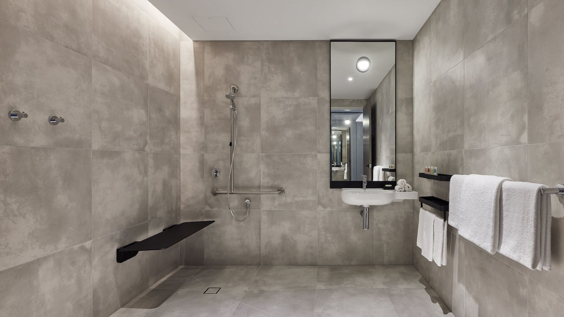 3 de 4 Hyatt Place Melbourne Caribbean Park ADA Bathroom