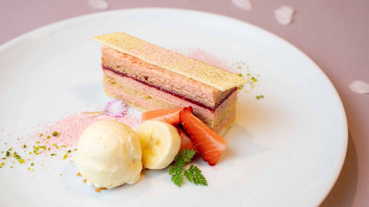 Hyatt Regency Hakone Resort & Spa| Living Room Seasonal Cake