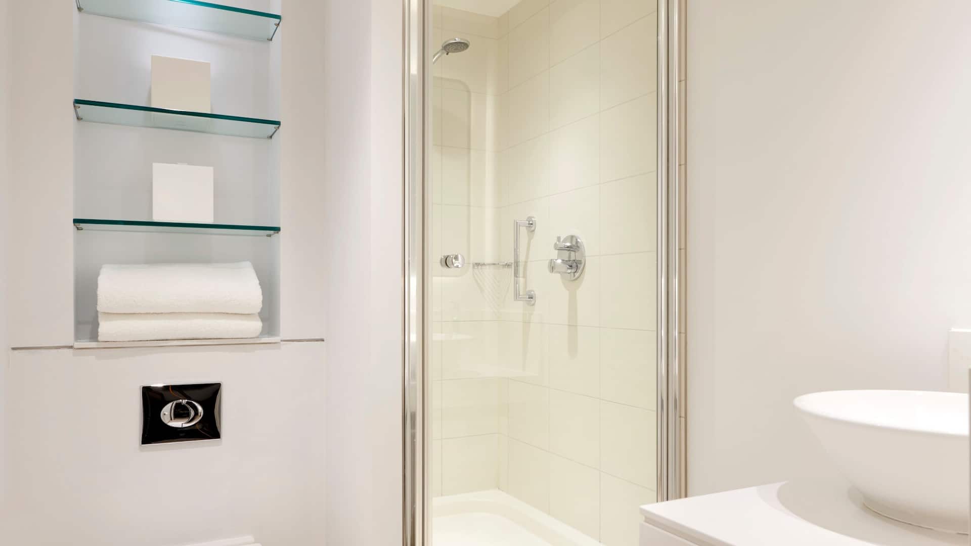 第 4，共 5 Hyatt House London Stratford Studio Bathroom