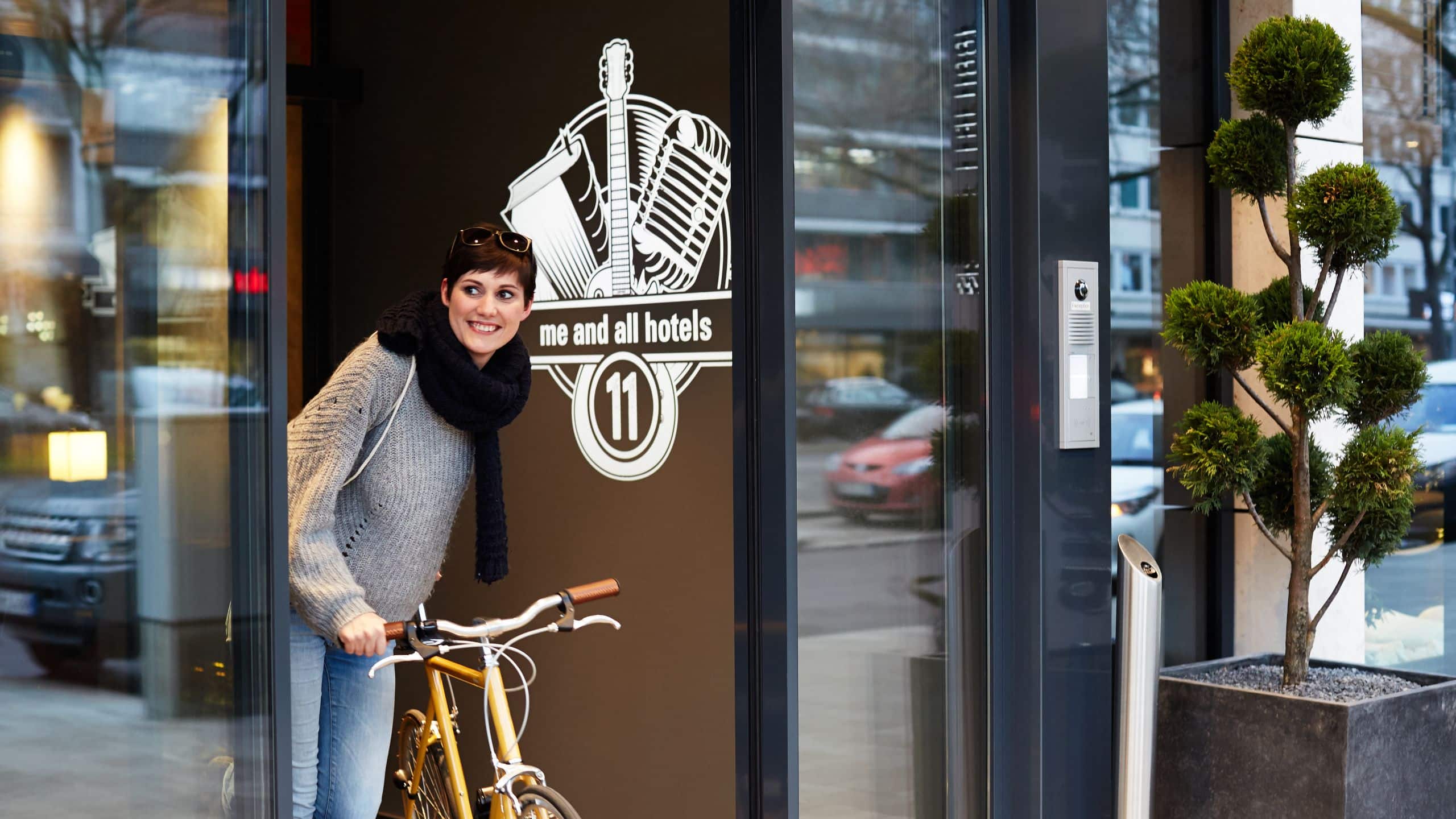 me and all hotel düsseldorf Hotel Entrance Bike
