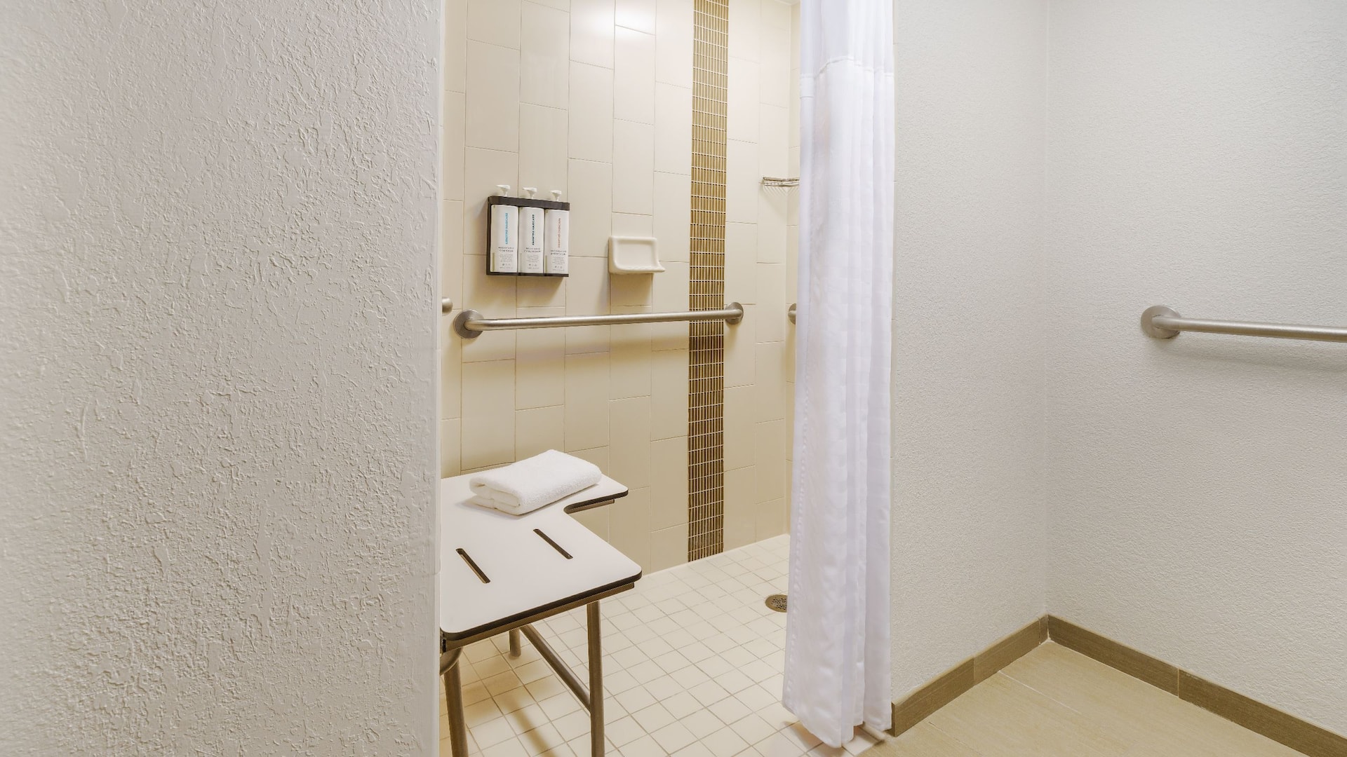 2 von 4 Hyatt Place ORLZU P0021 ADA Rol In Shower