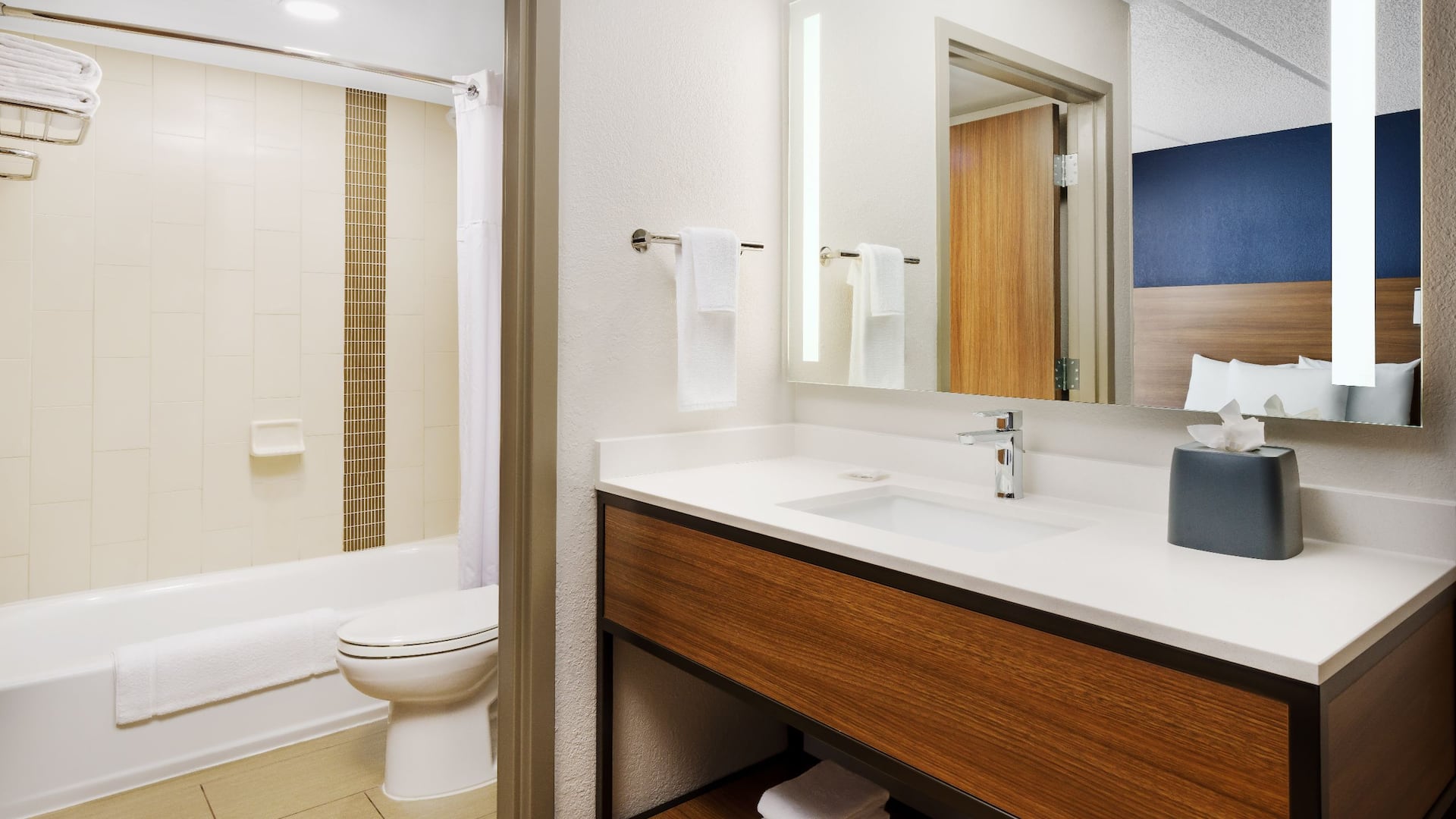 Hyatt Place across from Universal Orlando Resort™ Bathroom Tub