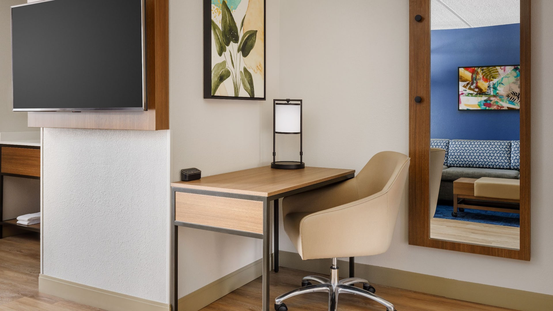 Hyatt Place across from Universal Orlando Resort™ Desk