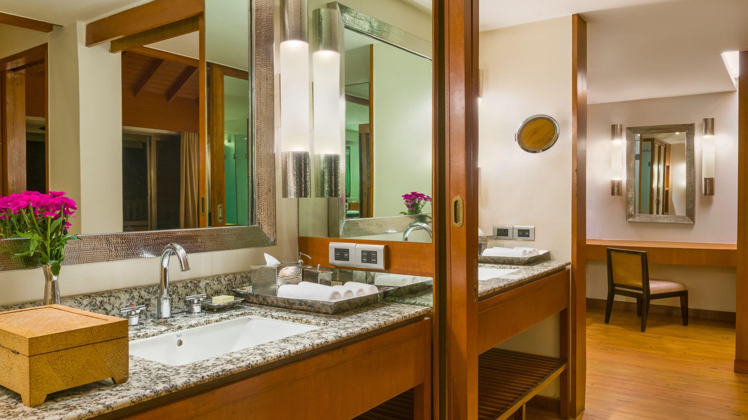 第 2，共 4 Alila Diwa Goa Family Suite Dressing Area