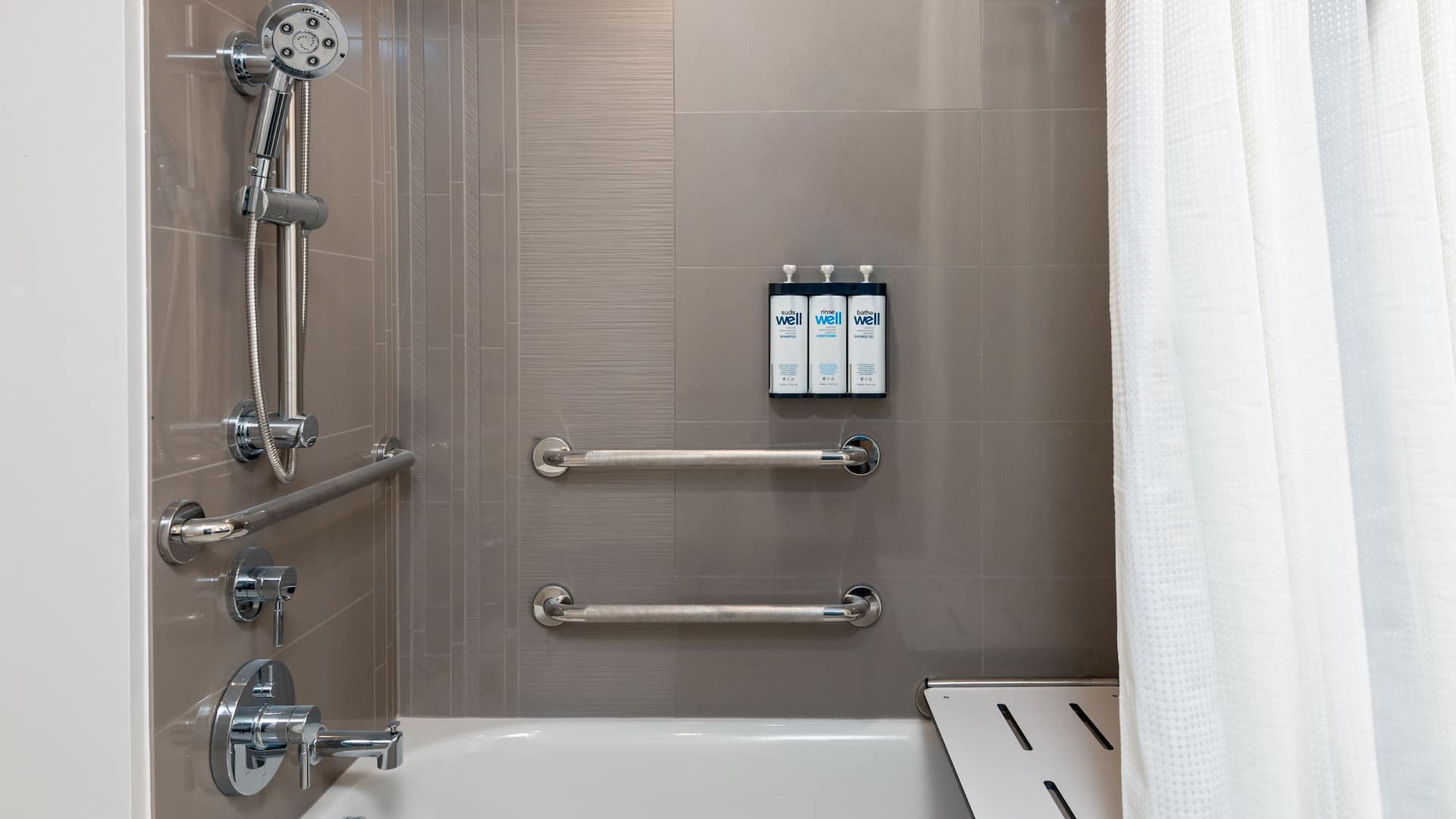 3 из 3 Hyatt House Orlando Airport Accessibletub