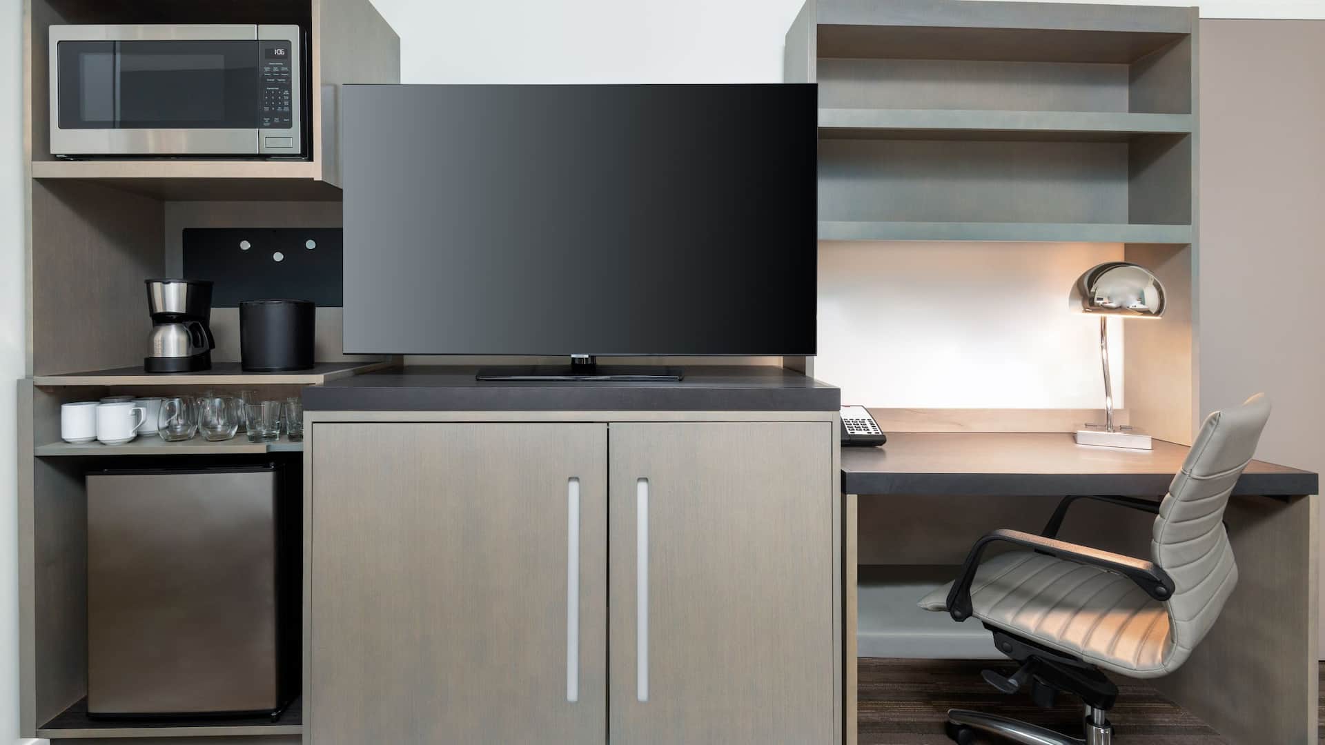 3 из 6 Hyatt House Orlando Airport Den Queen Beds Television And Desk