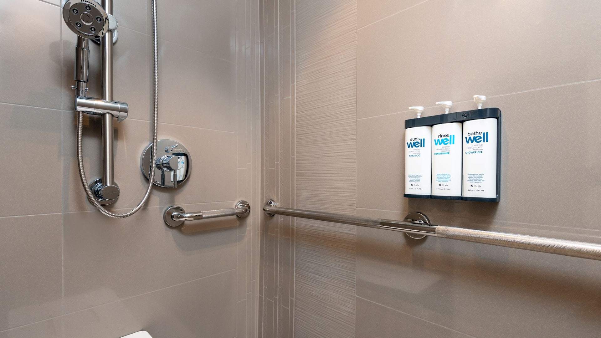 3 из 3 Hyatt House Orlando Airport Roll-in Shower