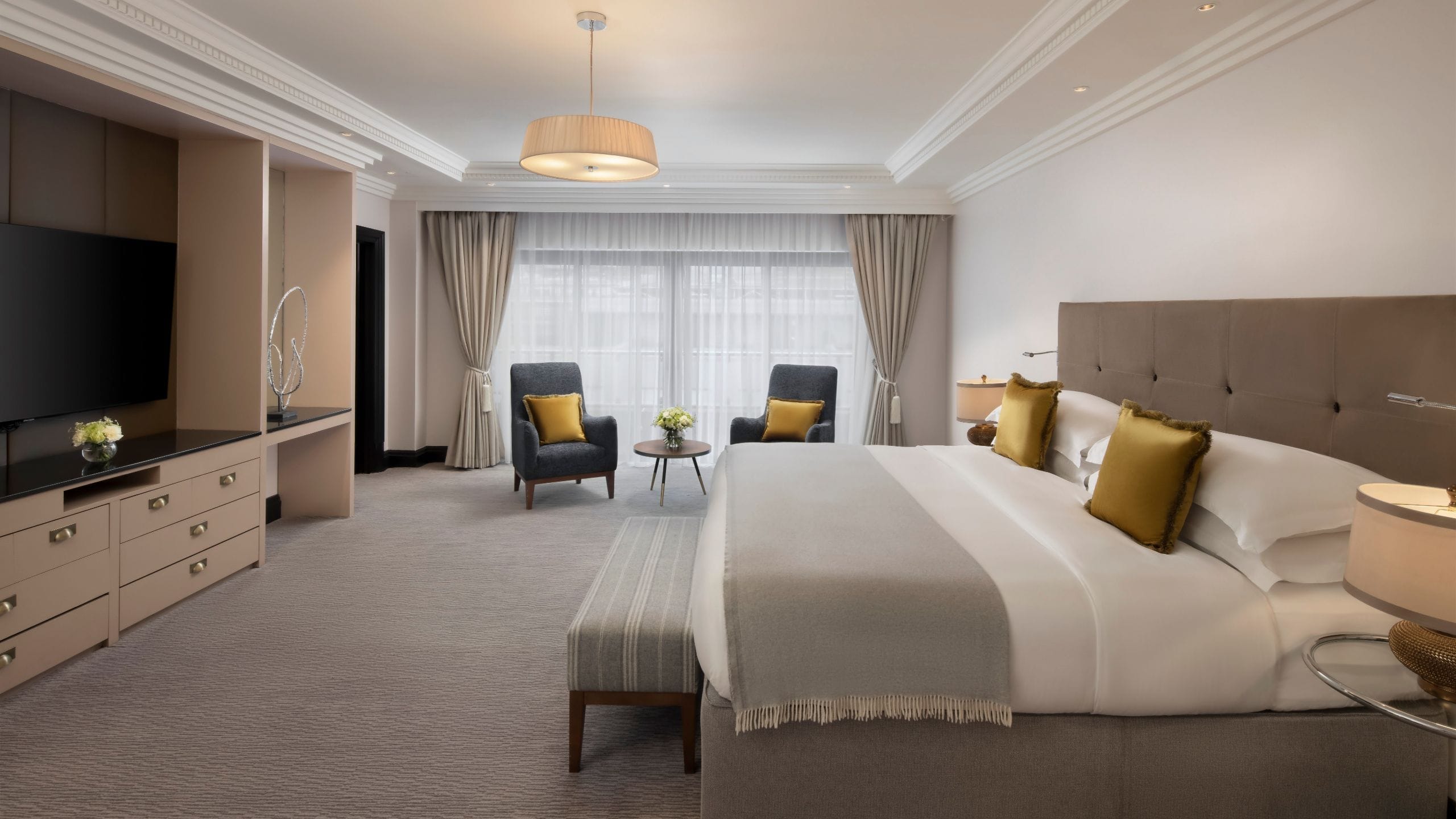 Hyatt Regency London - The Churchill Premium Balcony Suite with City View Bedroom