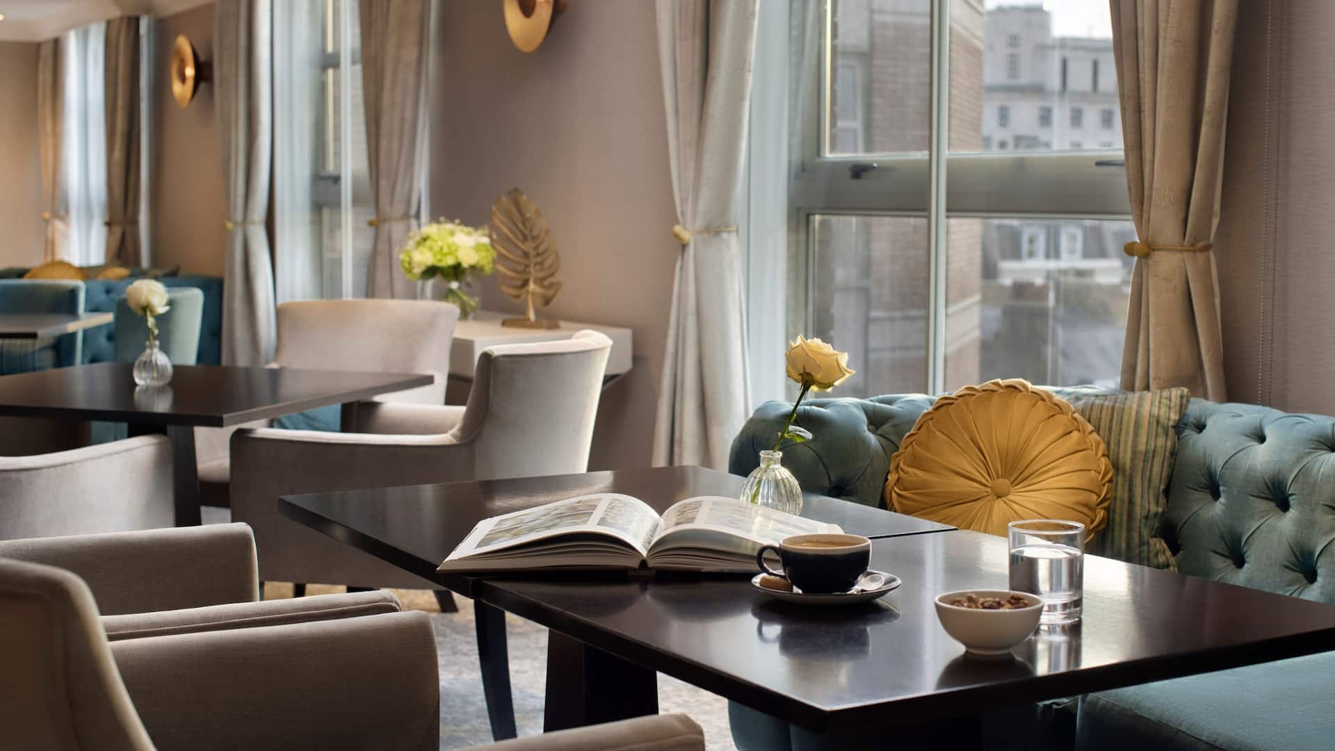 Hyatt Regency London - The Churchill Regency Club Lounge Close